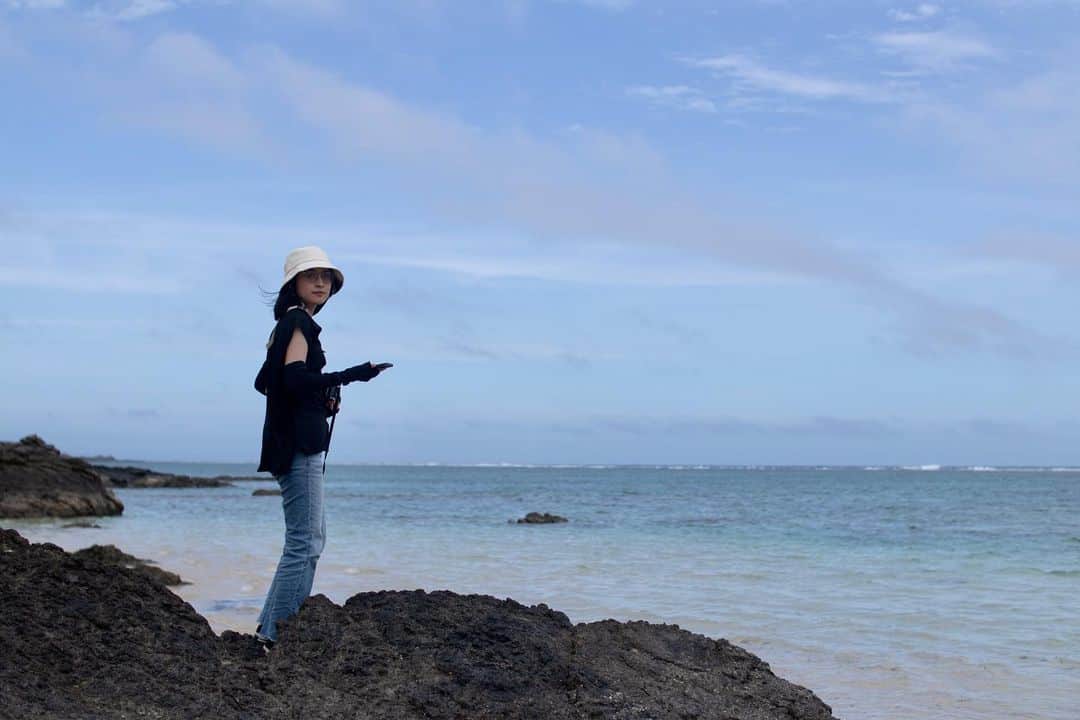 のインスタグラム：「海の日！ということで一年前奄美大島に行った時の写真。写真を撮りたいがためだけに、いくつかカメラを持って母の故郷へ。台風が近づいていてなかなか晴れず、3枚目の写真の日だけすごくいいお天気でした＾＾  今年、海行けるかなあ  #海の日 #奄美大島 #故郷  #カメラ #写真 #camera #canon #mamiya #rz67proii」