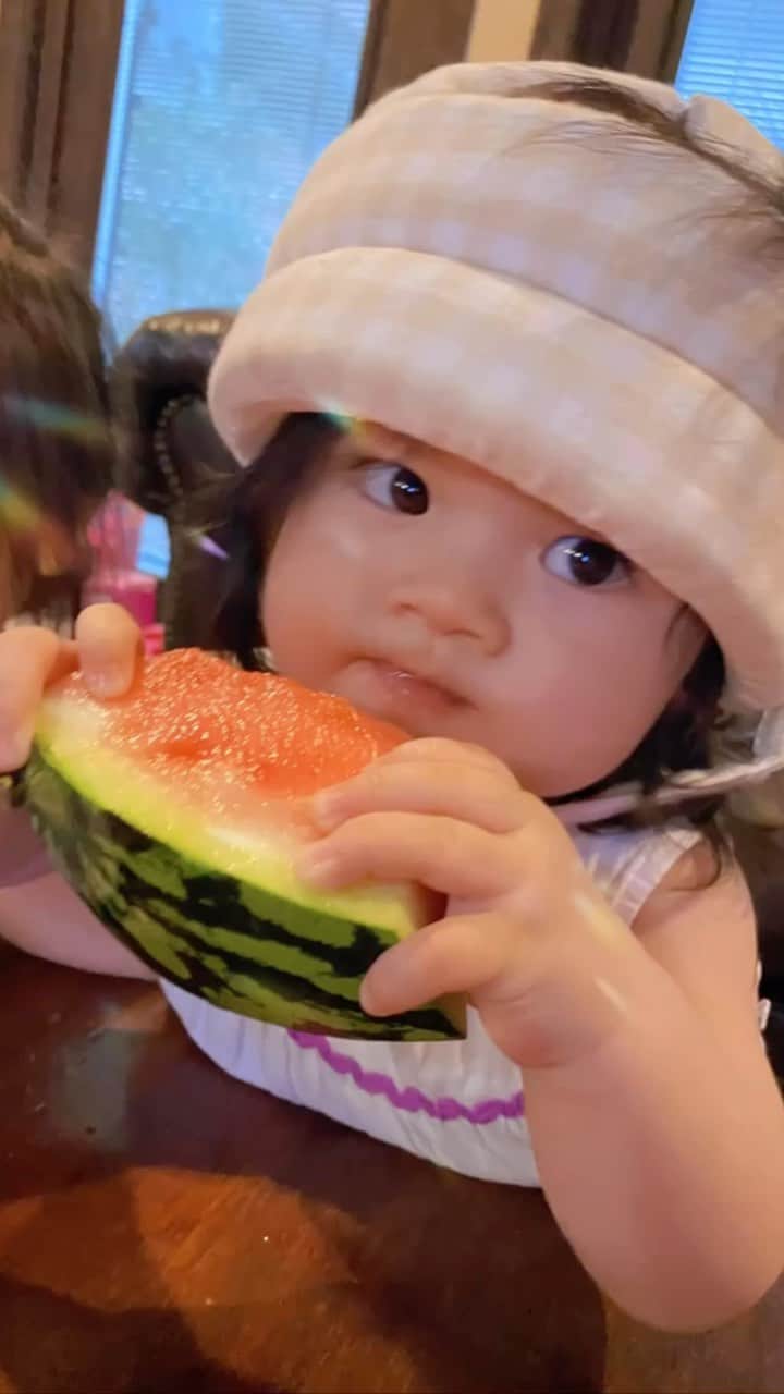 北澤 宏美のインスタグラム：「頭守りながらスイカ♡ こんなに食べてくれるとは🍉🍉🍉 きもちいい食べっぷり😂  #姉妹 #2歳差育児  #今年の夏」