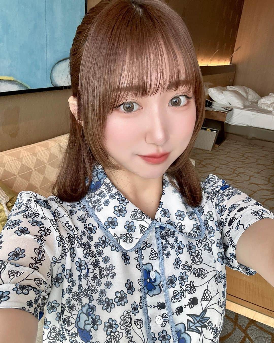 Ayanaさんのインスタグラム写真 - (AyanaInstagram)「🩵📧 たまには自撮りです🐬 シンガポール行く前に @addict_takaishi さんに髪質改善と縮毛矯正していただきました !✨️ ドライヤーで乾かすだけでさらさらになって大感謝です🐬🐬」7月17日 19時44分 - naalunlun