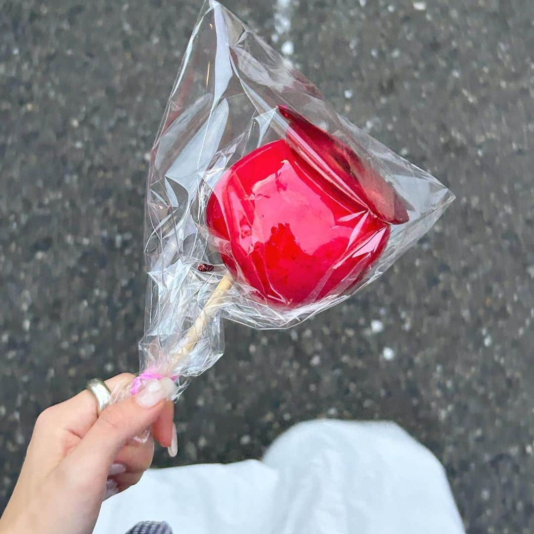 あみさんのインスタグラム写真 - (あみInstagram)「︴𝑠𝑢𝑚𝑚𝑒𝑟 𝑐𝑜𝑜𝑟𝑑𝑖𝑛𝑎𝑡𝑒 ...  お祭りコーデ🎐🤍  こんなに暑い日でも食欲が減らないのはなあぜ ??(･_･  写真撮るの忘れちゃったけど牛タン串みたいのも食べたの🤤🤍 やっぱ屋台のご飯って美味しいよね~  みんなは行ったら絶対食べるのある？💭  . . .  #夏コーデ #お祭りコーデ #お祭り #りんご飴 #夏服 #低身長コーデ #プチプラコーデ #shein #grl #グレイル #トートバッグ」7月17日 19時44分 - ami___nmo