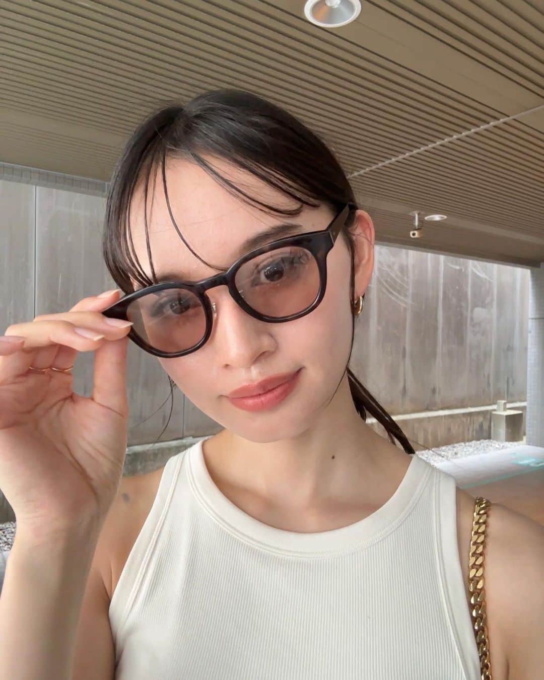shihori.kathleenのインスタグラム：「夏の定番サングラス🤎☕️と たまたま見つけたアメスリタンクトップ🤍  薄めのサングラスちゃんと目が合うからすき🐈 それにしても三連休暑かった~🌻」