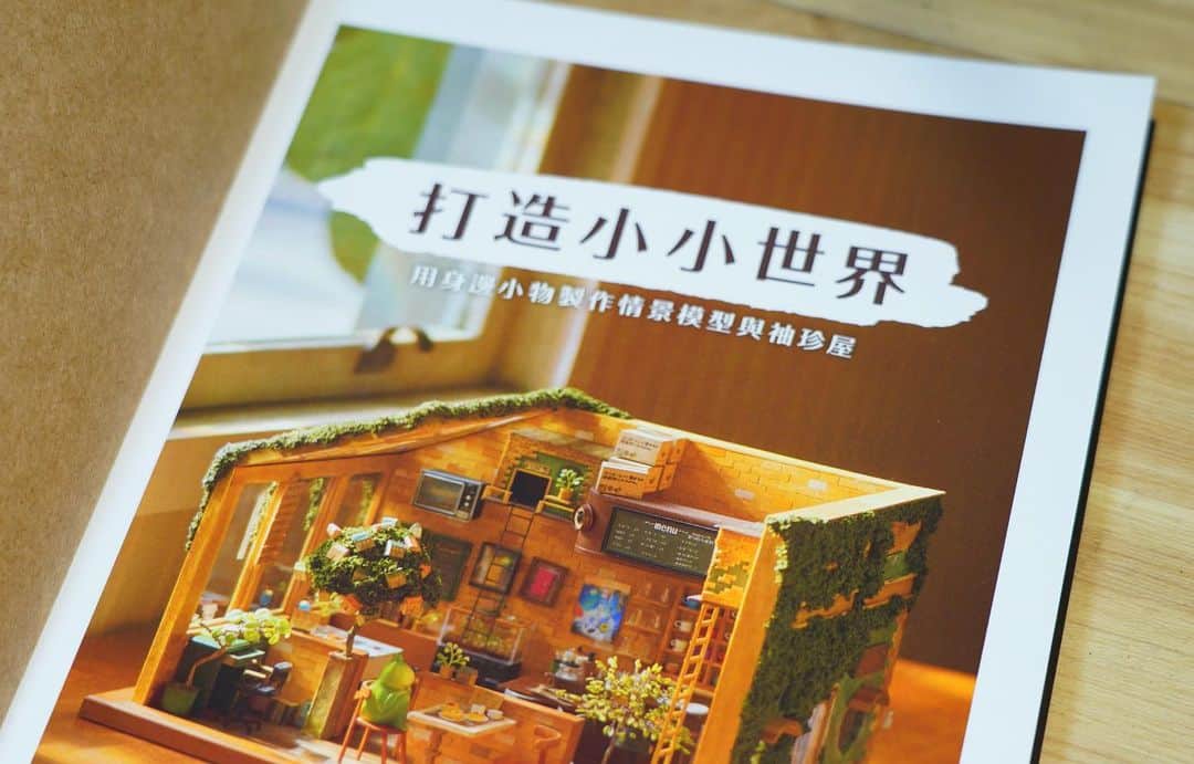 ohanaさんのインスタグラム写真 - (ohanaInstagram)「台湾版の本絶賛発売中なんですが、カバー裏の文字まで可愛くして頂いてました🇹🇼  そして、新しいもの制作開始…お楽しみに…。」7月17日 19時48分 - hanabira_kobo
