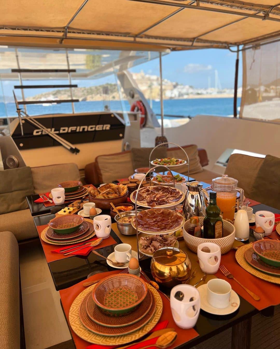 平山美春さんのインスタグラム写真 - (平山美春Instagram)「📍𝐈𝐛𝐢𝐳𝐚  友人の船で地中海クルージング🇪🇸 内装が全てHERMES、朝食も完璧に準備されていて、まるで貴族のような朝食をいただきながらフォルメンテーラ島まで✨  加工なしでこの海の綺麗さ！ 地中海の綺麗さを見てしまったらもう他の海では満足できなくなる理由が分かる🥺✨  #ibiza  #formentera」7月17日 19時50分 - miharuhirayama