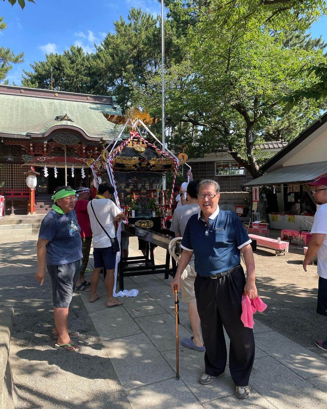 河野太郎のインスタグラム：「三嶋神社の夏祭りの後片付け。」