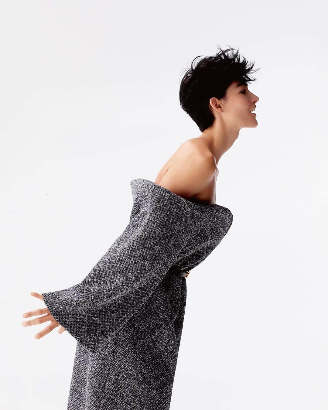 Vogue Españaのインスタグラム：「Las tendencias de otoño/invierno 2023-24 escriben sus primeras líneas en #VogueAgosto. Nuestra modelo de portada, Sora Choi (@sola5532), se convierte junto a @adutakech, @lovegrace_e y @devynfaithgarcia en la primera de la clase, estrenando hombros al descubierto, trajes impecables, flores estratégicas y accesorios simplemente perfectos 🍂 💌El número de agosto de Vogue España sale a la venta mañana, 18 de julio.  ▪️Fotografía: @anthonyseklaoui ▪️Estilismo: @kphelan123 ▪️Head of Content: @ineslorenzo ▪️Global Creative Director: @juancp ▪️Peluquería: @mustafayanaz ▪️Maquillaje: @samvissermakeup ▪️Manicura: @sonyameesh ▪️Producción: @roscoproduction ▪️Modelos: @adutakech, @sola5532, @lovegrace_e y @devynfaithgarcia ▪️Visual director: @elizabeth__yo ▪️Global Director, Talent & Casting: @mrsvoguester」