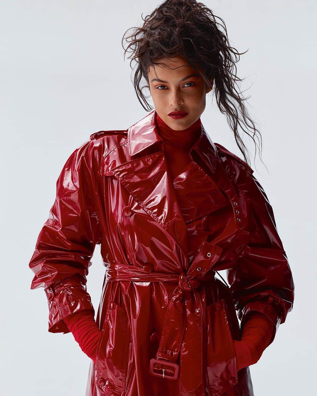 Vogue Españaさんのインスタグラム写真 - (Vogue EspañaInstagram)「Las tendencias de otoño/invierno 2023-24 escriben sus primeras líneas en #VogueAgosto. Nuestra modelo de portada, Sora Choi (@sola5532), se convierte junto a @adutakech, @lovegrace_e y @devynfaithgarcia en la primera de la clase, estrenando hombros al descubierto, trajes impecables, flores estratégicas y accesorios simplemente perfectos 🍂 💌El número de agosto de Vogue España sale a la venta mañana, 18 de julio.  ▪️Fotografía: @anthonyseklaoui ▪️Estilismo: @kphelan123 ▪️Head of Content: @ineslorenzo ▪️Global Creative Director: @juancp ▪️Peluquería: @mustafayanaz ▪️Maquillaje: @samvissermakeup ▪️Manicura: @sonyameesh ▪️Producción: @roscoproduction ▪️Modelos: @adutakech, @sola5532, @lovegrace_e y @devynfaithgarcia ▪️Visual director: @elizabeth__yo ▪️Global Director, Talent & Casting: @mrsvoguester」7月17日 19時51分 - voguespain