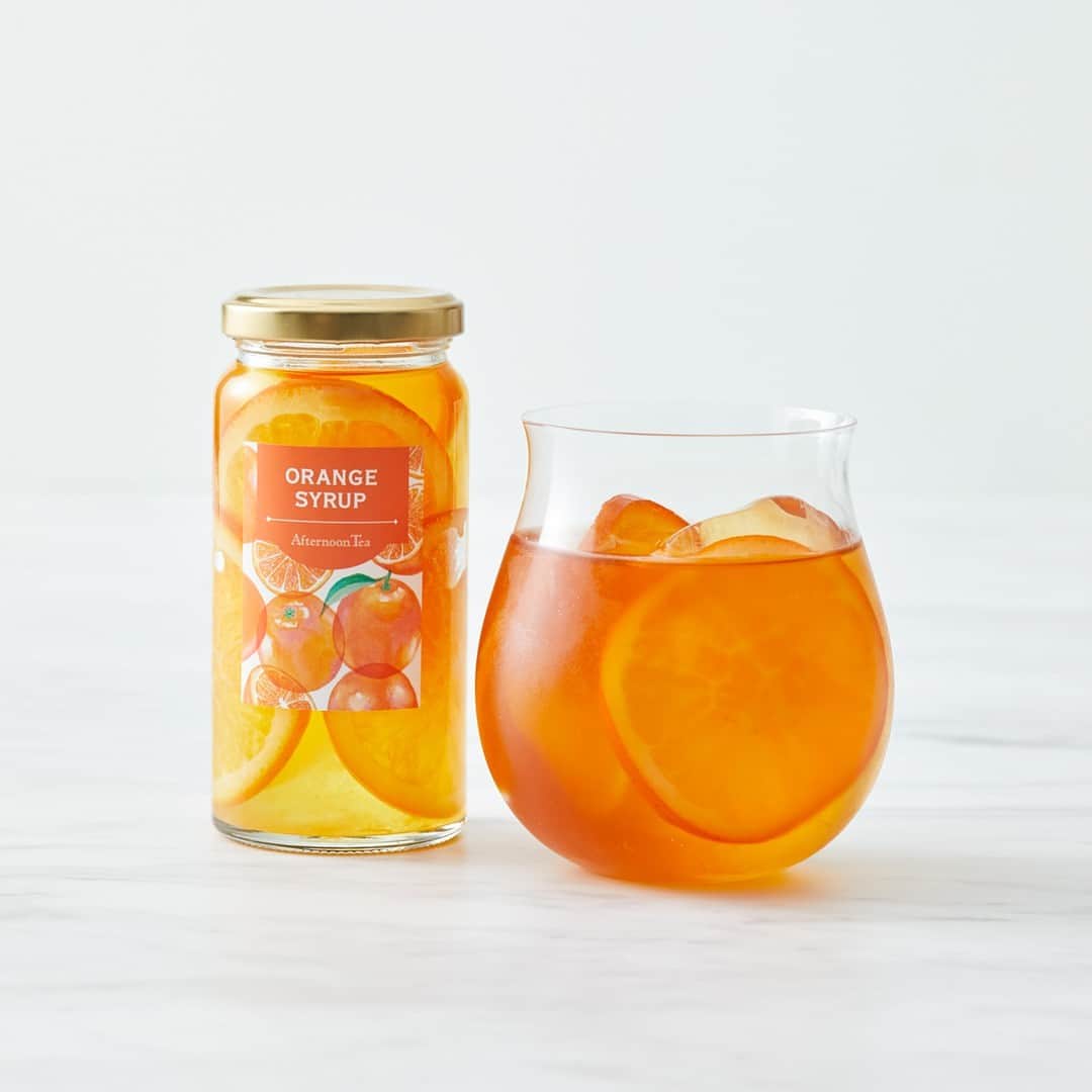 Afternoon Teaさんのインスタグラム写真 - (Afternoon TeaInstagram)「. ＼水出しアイスティーのロングセラー🍊／ アールグレイのベルガモットと、2種のオレンジフレーバーで香りづけした上品で爽やかなアイスティーが楽しめる「オレンジアールグレイ」は、「シャルドネダージリン」に次いで2013年に誕生した夏のロングセラー。  水出しでも鮮やかな水色の「オレンジアールグレイ」は、それぞれ特徴の異なる、スリランカ（ディンブラ）・インド（ニルギリ）・パプアニューギニアの3種のお茶をブレンドしています。 すっきりと爽やかな味わいは、ストレートはもちろん、「#オレンジシロップ」やお好みのジュースなどと合わせて、アレンジするのもおすすめです。  ---------------------------- #オレンジアールグレイ （写真1枚目） ---------------------------- ＜内容量＞ ・ティーバッグ5g×7個 ・ティーバッグ5g×20個 ＜展開期間＞販売中～なくなり次第終了 ＜展開店舗＞ ✔アフタヌーンティー・ティールーム 各店舗 ✔アフタヌーンティー・ベイカリー 大丸神戸店 ✔アフタヌーンティー・ラブアンドテーブル（@afternoontea_loveandtable）ルミネ新宿、ルミネ横浜 ✔アフタヌーンティーオフィシャルオンラインストア ✔Afternoon Tea TEAROOM Web Store（楽天市場）  ---------------------------- #オレンジシロップ （写真2枚目） ---------------------------- オレンジの輪切りを丁寧に詰めた、オレンジシロップ。 紅茶に加えることで、手軽にフルーツティーが楽しめます。アイスティーだけでなく、水やソーダと合わせたり、ドレッシングと合わせるのもおすすめです。 ＜内容量＞170g ＜展開期間＞販売中～なくなり次第終了 ＜展開店舗＞ ✔アフタヌーンティー・ティールーム 各店舗（東京スカイツリータウン・ソラマチを除く） ✔アフタヌーンティー・ベイカリー 大丸神戸店 ✔アフタヌーンティー・ラブアンドテーブル（@afternoontea_loveandtable）ルミネ新宿、ルミネ横浜 ✔アフタヌーンティーオフィシャルオンラインストア ✔Afternoon Tea TEAROOM Web Store（楽天市場）  ※写真はイメージです。 ※数量限定のため、なくなり次第終了となります。  #アフタヌーンティーティールーム #アフタヌーンティー #AfternoonTeaTEAROOM #AfternoonTea #TeaforPeace #アフタヌーンティーの水出しアイスティー #水出しアイスティー #アイスティー #紅茶 #お茶 #ティータイム #フレーバーティー #アールグレイ」7月18日 10時30分 - afternoontea_official