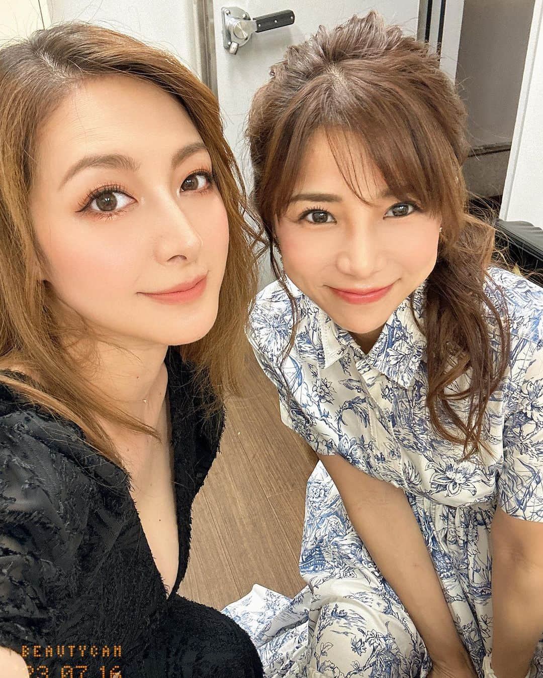 川村りかさんのインスタグラム写真 - (川村りかInstagram)「華彩なな写真集発売イベント✨✨ 。 。 。 大盛況で素敵なななちが沢山詰まったステージでした🌸 大事な日にゲストとして呼んでもらって本当ありがと🥹  同世代でグラビアの写真集を出す事は人よりも何倍も努力をして我慢をして頑張らないとできない事です。しかも彼女自身が動き、巨匠:山岸伸さんに撮ってもらうなんて素晴らし過ぎてる🥹 バンドさんの演奏で歌っていたのを初めて聞いたけどまた違うななちが見れて大大大満足でした🩷  私もたくさんパワーもらったよー✨✨  お越しくださっていたお客様も優しくしていただきありがとうございました😊  また機会がありましたら•••💓  一緒ににスナックお手伝いしたなおちゃん💛沢山肯定感上げてくれる言葉をかけてくれてありがとう🥹💓 心がとってもあたたかくなったよ💛💛  🐰🍄🐰🍄🐰🍄 8/27にLapinChampignonで スナックななちが開催決定しました☺️ ご予定空けといてください🌸」7月17日 19時53分 - rika._.kawamura