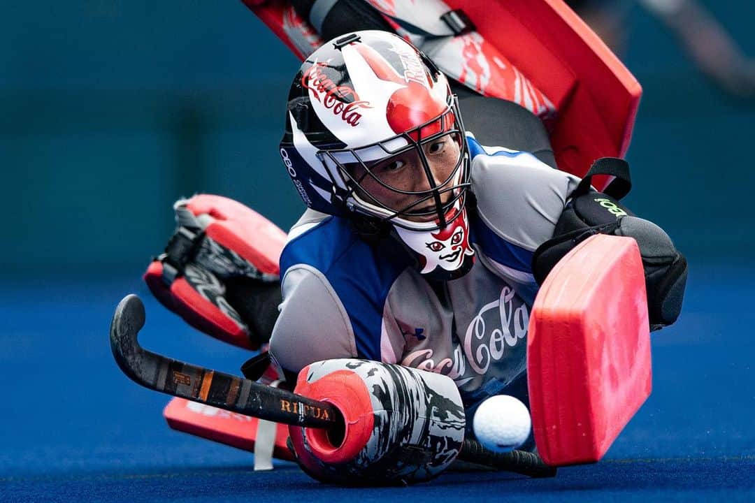田中秋桜のインスタグラム：「The most important thing is “Watch the ball “ @segersgijs 🤝🏼  Photo by @kabosu_dai0131 Thank you for took a goooood pic 🔥📷  #fieldhockeygoalkeepers #hockey #goalkeeper #OBO #OBOgoalkeepers #cocacolaredsparks #hockeyjapanleague」