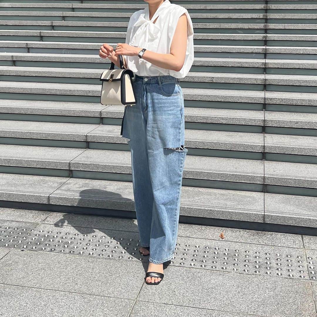 n.etsuuのインスタグラム：「2023.7.17  blouse▸ @naturalbeautybasic_official  denim▸#reedit sandal▸#viviancollection  bag▸#cafune @cafune.official   白ブラウスはなんぼあってもいいですからね〜  あっという間に三連休終了！！  たくさんの心配DMいただいたり、 私もです〜って方もいらっしゃったりで心強かったです☺️💓 ありがとうございました🙏  明日まで大人しくしてます🫡　  #カジュアルコーデ#アラフォーファッション#大人カジュアル#綺麗めカジュアル#高身長コーデ#プチプラコーデ#シンプルコーデ#着回しコーデ#30代ファッション#ママコーデ」