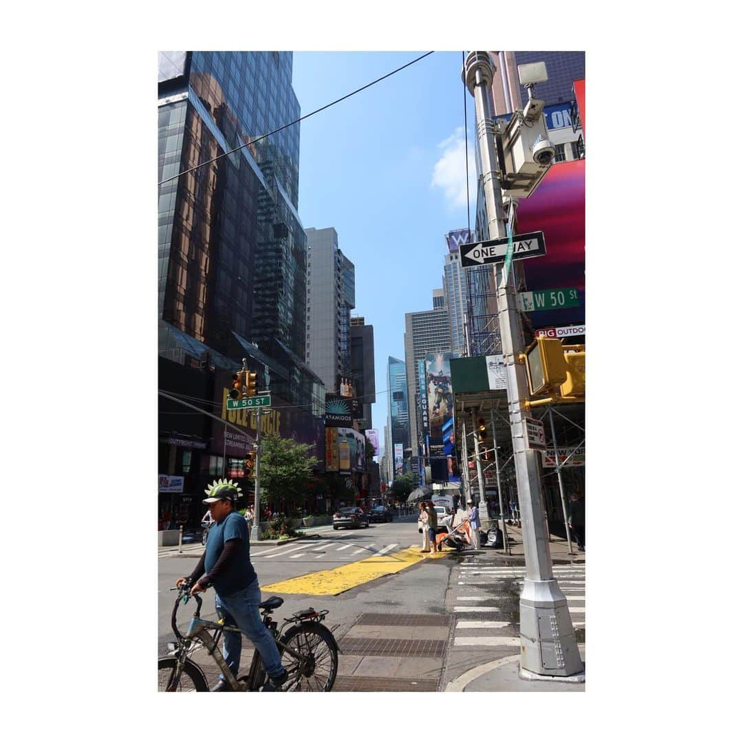 村川絵梨さんのインスタグラム写真 - (村川絵梨Instagram)「ニューヨークに行きました🗽  とにかく観た！ 中でもPARADEとHADESTOWNが好みだったし素晴らしかった。 MJも客席がコンサート会場の様に盛り上がってて楽しかったなぁ😎 そして2021年に出演した舞台The Doctorの本家を観ることが出来て！ やはりカッコいい作品だなぁと痺れました。  去年オープンしたブロードウェイ博物館も見応え抜群だった！MOMAやメトロポリタンにも久々に行って、私はモネの作品が好きなんだと気付いたり🌱  刺激を浴び続けた旅になりました✈️  しかし円安すぎて…更に数年前より物価が上がった？感じがあって、お会計する度にヒィってなったよ🙃」7月17日 19時56分 - eri_murakawa_official