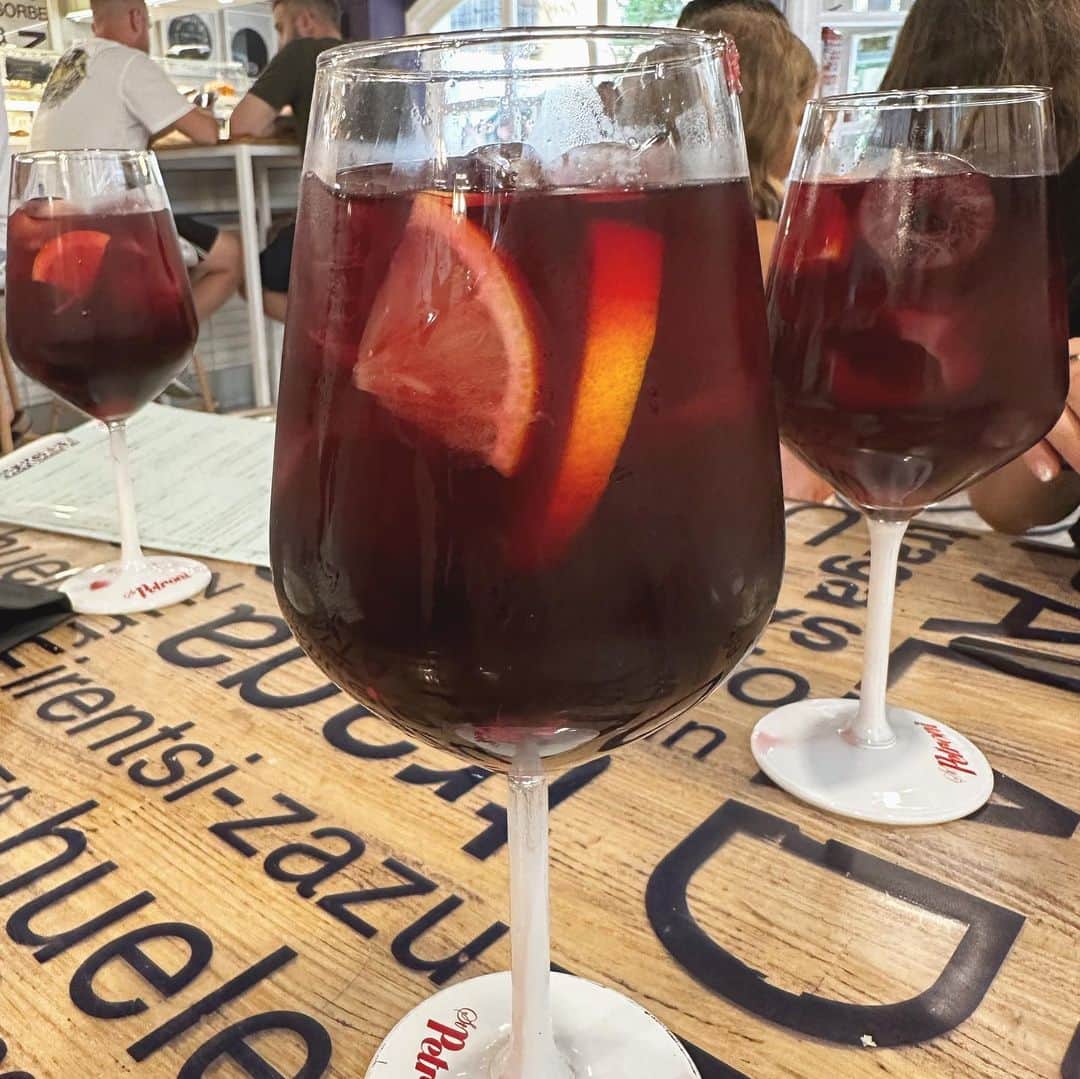 岩間恵さんのインスタグラム写真 - (岩間恵Instagram)「美食旅🇪🇸in バスク地方  ご飯もお酒も美味しすぎて幸せなんだけど、 ・むくみの取り方 ・日焼けの改善方法 (ターンオーバー促進方法？) を知りたい友永夫妻でございます。  アドバイスたくさんお待ちしております！😂  #ビルバオ #ビルバオ街歩き #サンセバスチャン #バスク地方」7月17日 19時58分 - iwamame