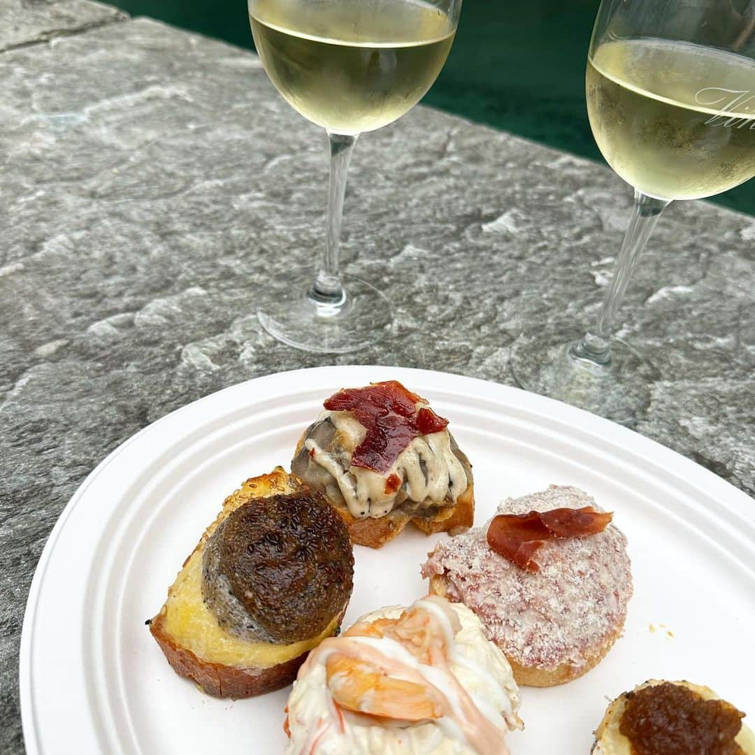 岩間恵さんのインスタグラム写真 - (岩間恵Instagram)「美食旅🇪🇸in バスク地方  ご飯もお酒も美味しすぎて幸せなんだけど、 ・むくみの取り方 ・日焼けの改善方法 (ターンオーバー促進方法？) を知りたい友永夫妻でございます。  アドバイスたくさんお待ちしております！😂  #ビルバオ #ビルバオ街歩き #サンセバスチャン #バスク地方」7月17日 19時58分 - iwamame