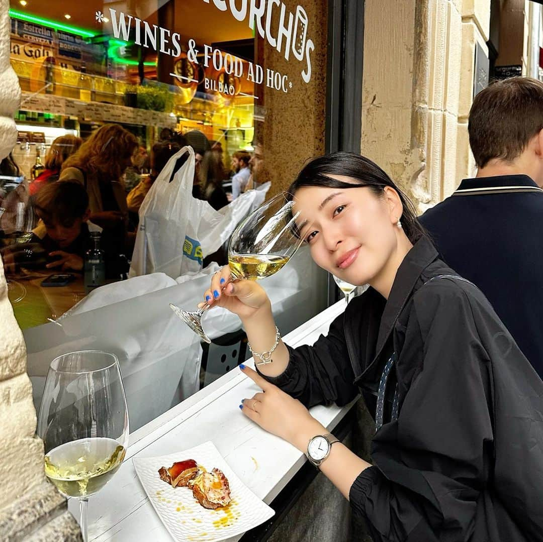 岩間恵のインスタグラム：「美食旅🇪🇸in バスク地方  ご飯もお酒も美味しすぎて幸せなんだけど、 ・むくみの取り方 ・日焼けの改善方法 (ターンオーバー促進方法？) を知りたい友永夫妻でございます。  アドバイスたくさんお待ちしております！😂  #ビルバオ #ビルバオ街歩き #サンセバスチャン #バスク地方」