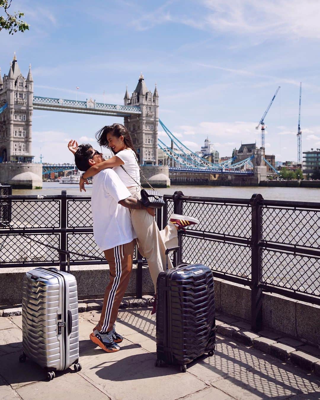 Jennifer Bachdimのインスタグラム：「I will be by your side wherever you go. 🧳♥️ this Samsonite Proxis are perfectly fit for our travel needs. @samsonite_indonesia #SamsoniteID #JourneyWithSamsonite #Proxis #teamBachdim」