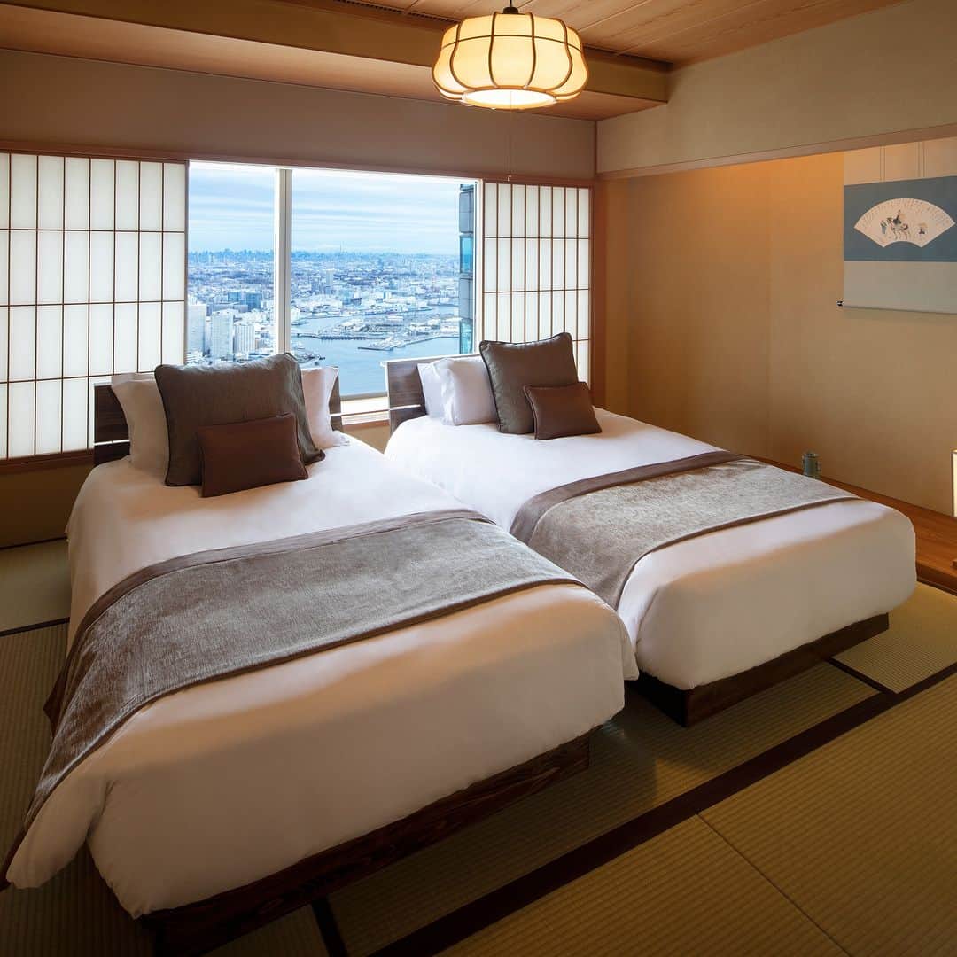 横浜ロイヤルパークホテルさんのインスタグラム写真 - (横浜ロイヤルパークホテルInstagram)「... 65～66Fの空に浮かぶ、贅を尽くしたスイートルーム。 スカイリゾートフロア「ザ・クラブ」の中で唯一"和"の雰囲気を堪能できるのが「和室スイート」です。  ゆったりくつろげる畳のリビングに、こだわりの檜風呂も。 大切な方との、特別なひとときを紡ぎ出します🎍  Step into our high-floor Japanese Room Suite and feel the calmness. Experience the cozy tatami living room, complemented by a luxurious cypress bath, where you can unwind.  … 空と隣り合う「横浜ロイヤルパークホテル」 @yokohamaroyalparkhotel  #横浜ロイヤルパークホテル #yokohamaroyalparkhotel #royalparkhoteljp #ロイパ #横浜ロイパ #横浜ランドマークタワー #ランドマークタワー #ホテル #hotel #ラグジュアリーホテル #luxuryhotel #横浜ホテル #みなとみらいホテル #神奈川ホテル #国内旅行 #横浜旅行 #横浜観光 #みなとみらい観光 #myyokohama #travel_japan #travel_jp #yokohamatrip #yokohamatravel #yokohamahotel #ホテルステイ #hotelstay」7月17日 20時00分 - yokohamaroyalparkhotel