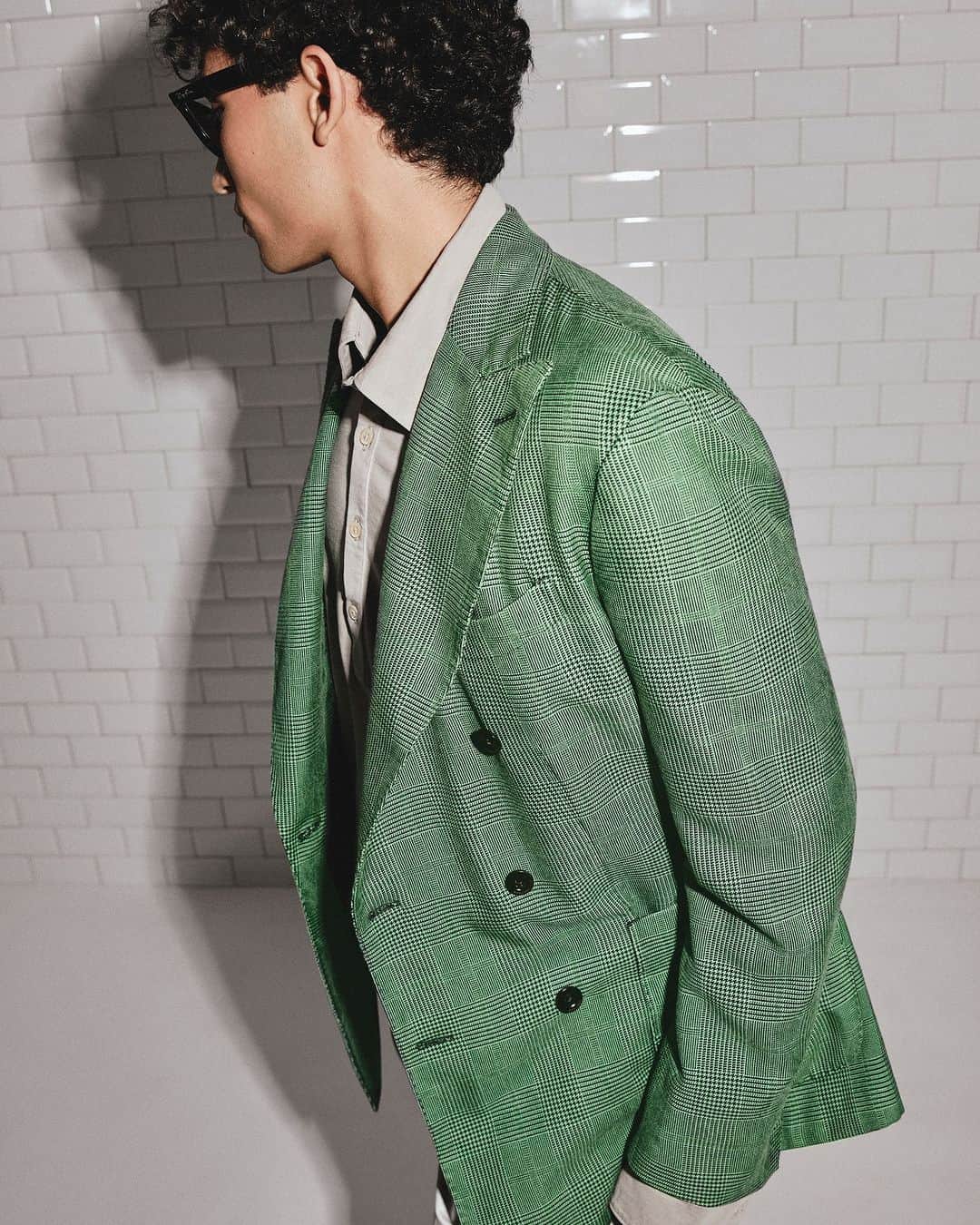 ボリオリのインスタグラム：「Pure and simple shapes. Discover our latest collection, showcasing the K-jacket in garment-dyed silk Prince of Wales. A splendid manifestation of Italian tradition and elegance. Explore the exquisite elegance of our jackets at www.bogliolimilano.com  #bogliolimilano #simpleshapes #jackets #princeofwales #silk」