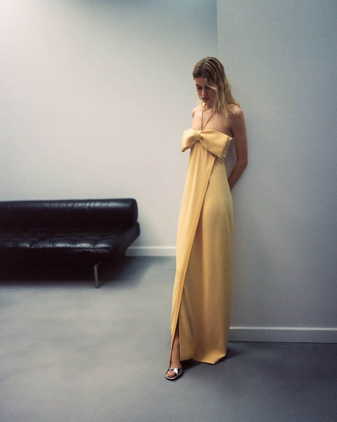 MANGOのインスタグラム：「Big bows, solar hues and transparencies... In addition to the search for high-quality fabrics and timeless designs, in this CAPSULE drop we take a discrete look at trends ✨ ⁣ Check out the entire limited-edition collection at mango.com ⁣ Dress: 57071173, 57061178 & 57041175 ⁣ #MangoWoman」