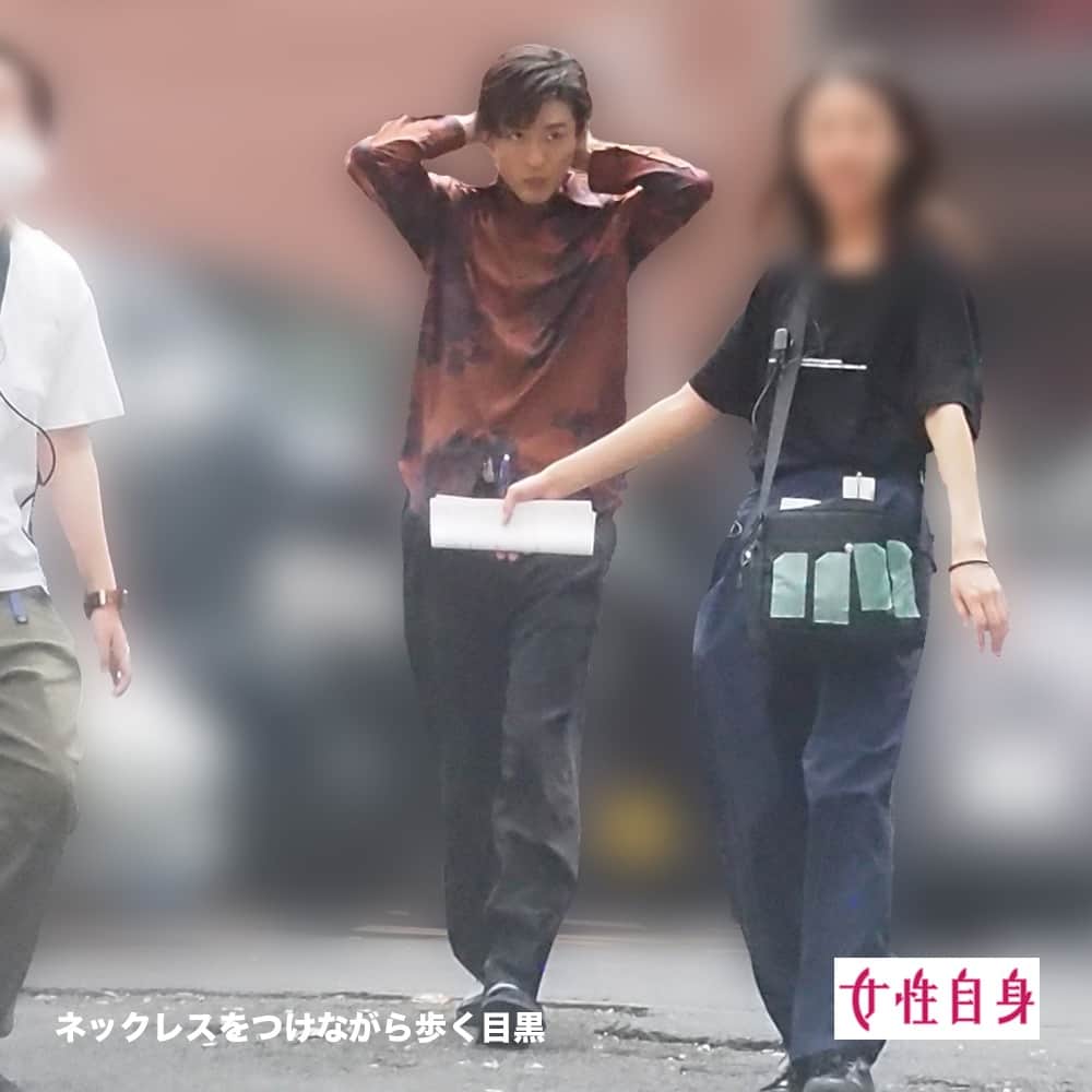 女性自身 (光文社)さんのインスタグラム写真 - (女性自身 (光文社)Instagram)「📣目黒蓮　朝の歌舞伎町で“ホスト姿”を目撃！クラブ帰りの女性も振り向くイケメンぶり --- 7月上旬、新宿・歌舞伎町の朝7時。仕事帰りのホストやホストクラブ帰りの女性客が思わず目を奪われる男性が歩いていた。目黒蓮（26）だ。ホスト風の妖艶なシャツを着ていたが、なぜ彼が日本最大の歓楽街・歌舞伎町にーー。 「初めて単独主演を務める7月クールの連続ドラマ『トリリオンゲーム』（TBS系）の撮影でした。同作で目黒さんは、ゼロから起業して、ハッタリと予測不能な作戦で100兆円（トリリオンドル）を稼ぎ出して成り上がる世界一ワガママな男・ハルを演じます。 原作でビジネスの情報収集をするためにホストクラブに入店するシーンがあるので、きっとその撮影でしょう」（芸能関係者） 7月1日に配信された「クランクイン！」のインタビューで、《ハルは、自分の素の性格とはけっこう反対のほうにいる》と語っていた目黒。役作りの秘策とはー。 「朝、自宅を出るときから、“堂々としていこう”と自分に言い聞かせているといいます。 そしてシーンごとに細かく監督と相談することで、テンションが高く自分勝手なキャラクターを作り上げているのだとか」（前出・芸能関係者） 目黒は“見た目”にもこだわりをみせている。前出の芸能関係者は続ける。 --- ▶続きは @joseijisin のリンクで【WEB女性自身】へ ▶ストーリーズで、スクープダイジェスト公開中📸 ▶投稿の続報は @joseijisin をフォロー＆チェック💥 --- #目黒蓮 #SnowMan #ジャニーズ #トリリオンゲーム #新宿 #歌舞伎町 #ホスト #ホストクラブ #イケメン #シャツ #キャラクター #カフェ #カフェカー #メンバー #プリン #差し入れ #座長 #仕事 #女性自身」7月17日 20時00分 - joseijisin