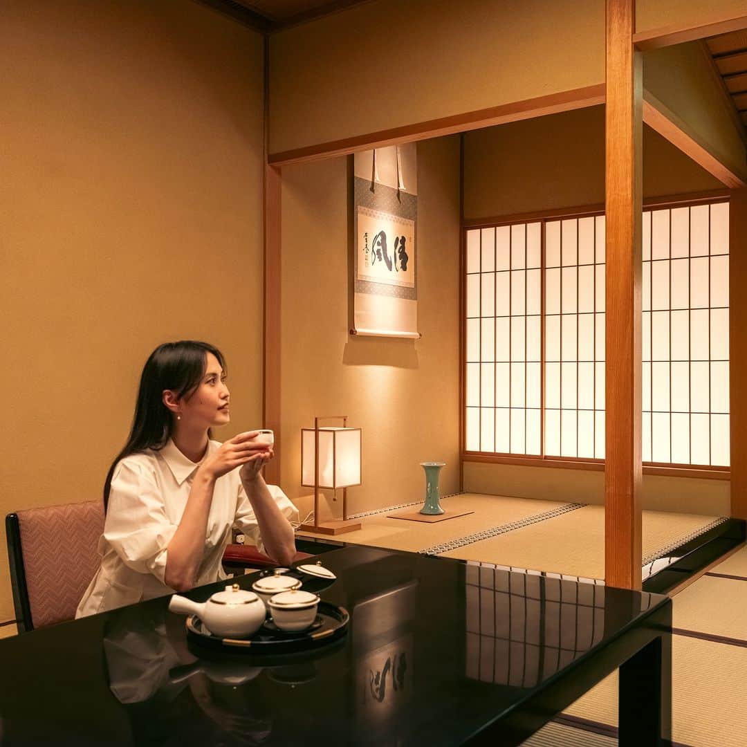 横浜ロイヤルパークホテルのインスタグラム：「... 65～66Fの空に浮かぶ、贅を尽くしたスイートルーム。 スカイリゾートフロア「ザ・クラブ」の中で唯一"和"の雰囲気を堪能できるのが「和室スイート」です。  ゆったりくつろげる畳のリビングに、こだわりの檜風呂も。 大切な方との、特別なひとときを紡ぎ出します🎍  Step into our high-floor Japanese Room Suite and feel the calmness. Experience the cozy tatami living room, complemented by a luxurious cypress bath, where you can unwind.  … 空と隣り合う「横浜ロイヤルパークホテル」 @yokohamaroyalparkhotel  #横浜ロイヤルパークホテル #yokohamaroyalparkhotel #royalparkhoteljp #ロイパ #横浜ロイパ #横浜ランドマークタワー #ランドマークタワー #ホテル #hotel #ラグジュアリーホテル #luxuryhotel #横浜ホテル #みなとみらいホテル #神奈川ホテル #国内旅行 #横浜旅行 #横浜観光 #みなとみらい観光 #myyokohama #travel_japan #travel_jp #yokohamatrip #yokohamatravel #yokohamahotel #ホテルステイ #hotelstay」