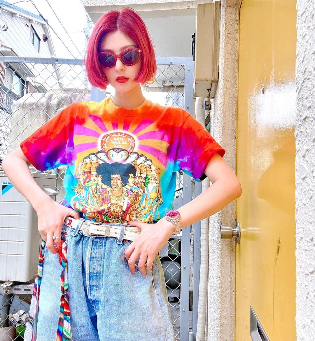 石井美絵子さんのインスタグラム写真 - (石井美絵子Instagram)「初めてのジミヘンTシャツ🎸 もっと思い切ってカラフルに着たい！  sunglasses #フリマ  top #古着  watch #icewatch   #古着 #古着コーデ #古着女子 #古着mix #古着ファッション #古着mixコーデ #カラフルコーデ #カラフル好き #派手コーデ #派手好き #カジュアルファッション #vintagelove #fashiongram #colorfullife  #colorfulfashion #ミカコのフク」7月17日 20時00分 - mikako.ishii