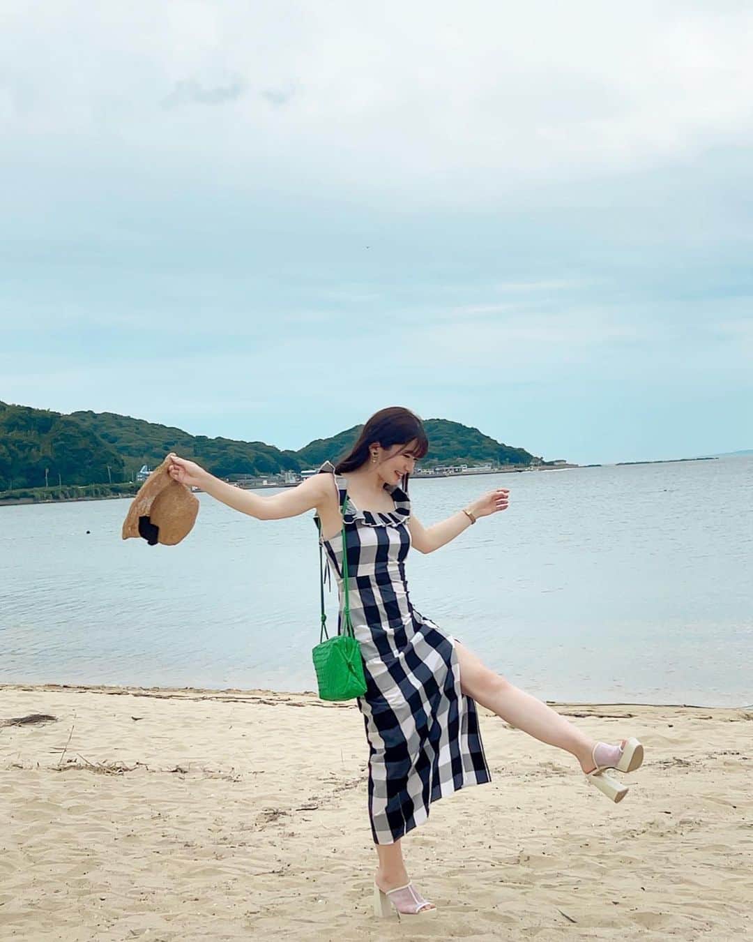 のインスタグラム：「本日7月17日は海の日です🌊  いつもエネルギー放電してくれる海がずっと大好き！ 私の心を穏やかにしてくれるそんな存在🍀」