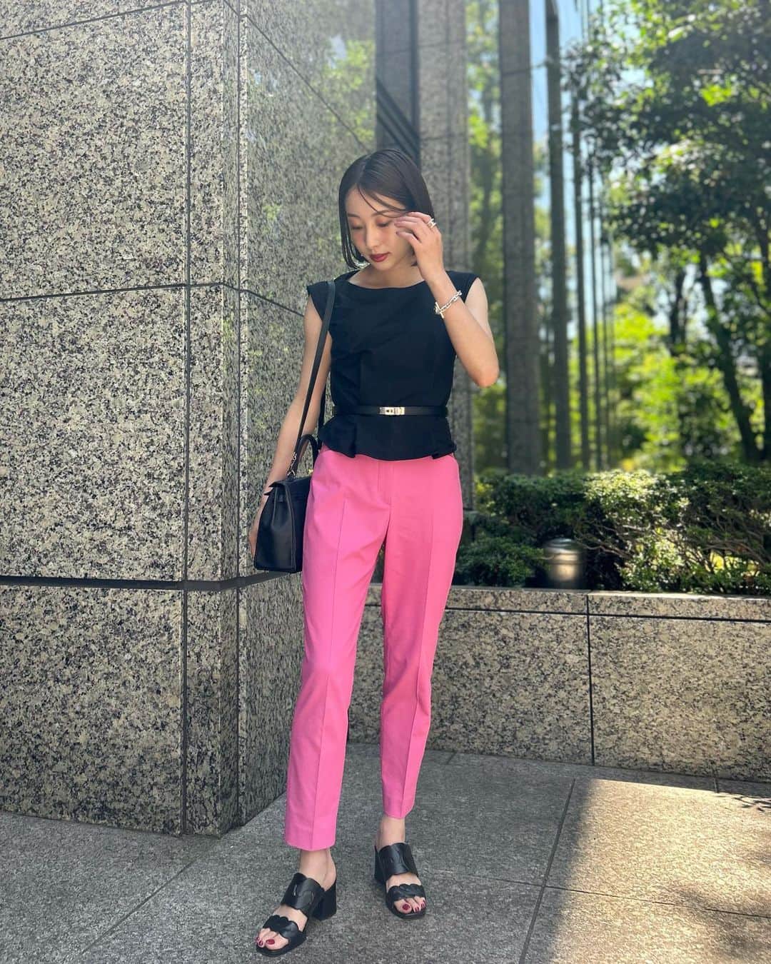 冨張愛のインスタグラム：「🖤🩷 ノーアイロンで快適なトップス 暑い毎日、着心地最高なものしか着られない🫠 パンツもこのピンクが本当に可愛い。 涼しい素材でお気に入り。  tops ... #pinkyanddianne @pinkyanddianne_official  pants ... #plst #プラステ @plst_official  #きちんとしていたい時の毎日服」