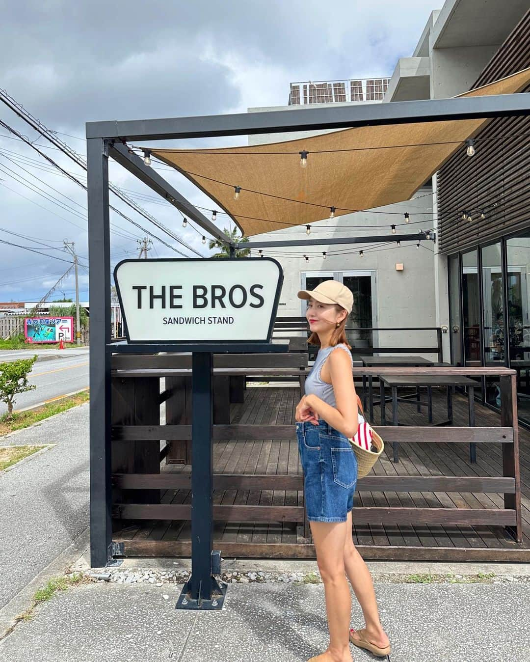 西村彩香さんのインスタグラム写真 - (西村彩香Instagram)「.  水着にデニムスタイルで👙👖🧢 @thebrossandwichstand  のサンドイッチとコーヒーtakeoutして🥪 パイナップルも買って🍍 近くの砂浜で食べて そのまま海に飛び込むという 最高コース🏊‍♀️🏊‍♂️🌞  #thebrossandwichstand  #恩納村カフェ #沖縄カフェ #okinawacafe  #leimoni_okinawa」7月17日 20時12分 - leimoni_n