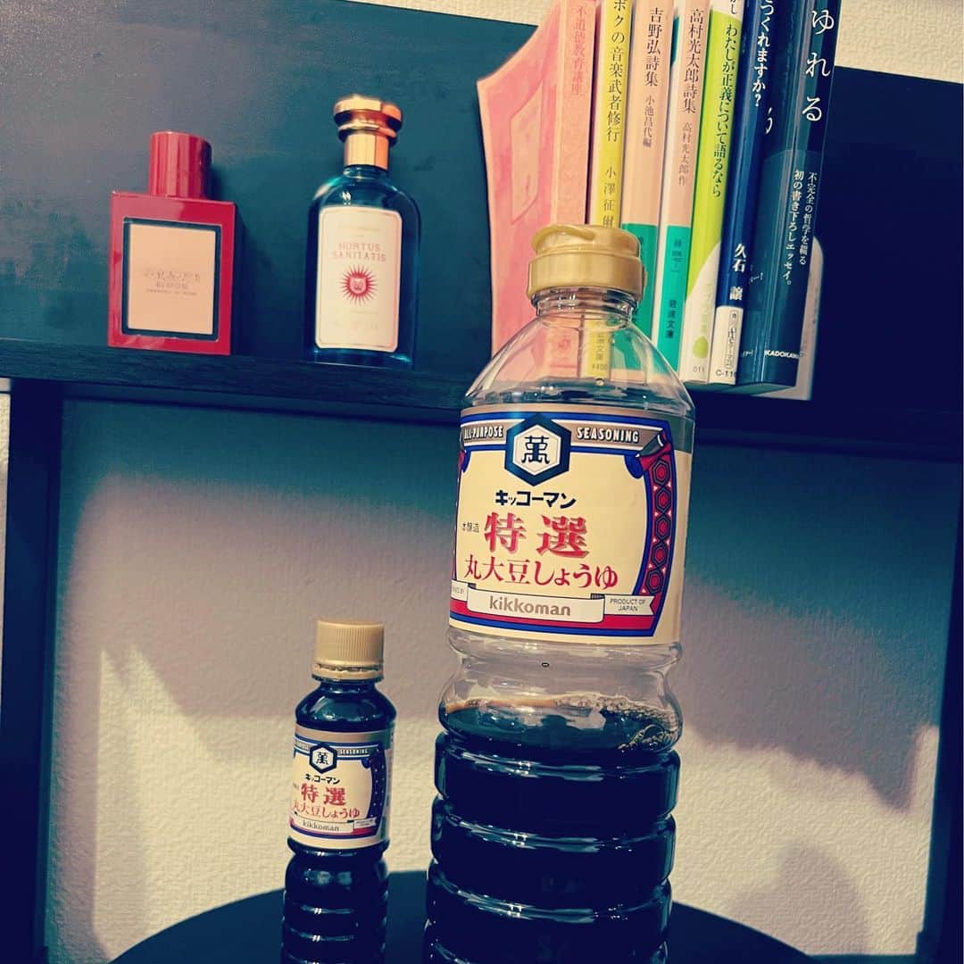 のインスタグラム：「🫙🫙🫙  先日、醤油が切れたと勘違いして(まだあった)、スーパーまで行く気力もなくコンビニで探したのですが  極小キッコーマンでした🥺 香水ボトルより小さい🍼  暑い日が続きますね。皆様、体調崩されぬよう、お気をつけくださいね。来月のライブのためにデータを整理しています。初めてやる曲もある…かも🫠？  saya」