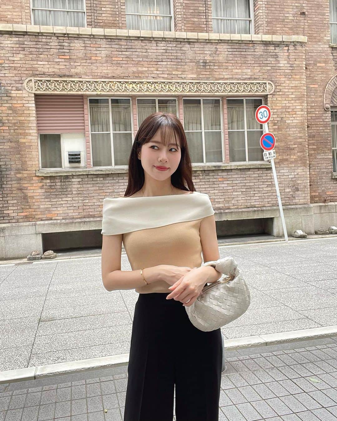 ハンナミのインスタグラム：「☀️💛  新作オフショルニットとリネンパンツ。 7.21(fri)〜予約販売startです🫶🏻  knit, pants #eneu bag #bottegaveneta shoes #brenta」