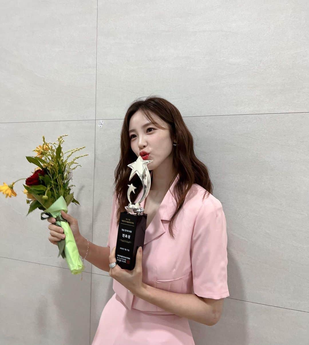 チョン・ヒョソンのインスタグラム：「#제11회대한민국예술문화인대상 시상식에서 #방송연기자부문 으로 상을 받게 됐어요 💖   셀러브리티에서 민혜가 될 수 있게 도와주시고 함께 해주신 수많은 분들의 노고 덕분입니다 😭 감사합니다 ❤️   더 열심히 재밌게 행복하게 연기 하겠습니다 ✨   #NETFLIX  #CELEBRITY #셀러브리티 그리고 #오민혜 #ohminhye 🖤」
