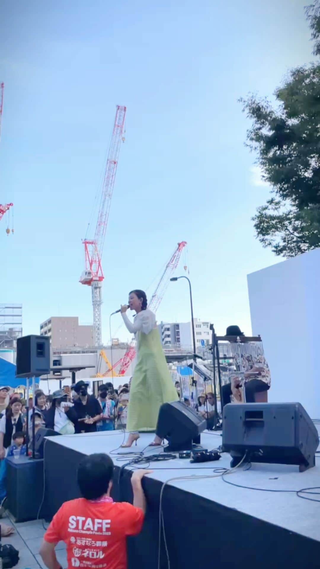 かーなーのインスタグラム：「． . 中野チャンプルーフェスタ、来てくれたみなさん ありがとうございました🌺🤎  うちわを作ってきてくれてる子がいたり、 グッズのTシャツやタオルを身に纏ってくれてる方がたくさんいて とっても嬉しかったなあ🏄‍♀️💕  みんなと一緒に踊った「はじめてのうた」を載せちゃお😙  #はじめてのうた #奏絵」