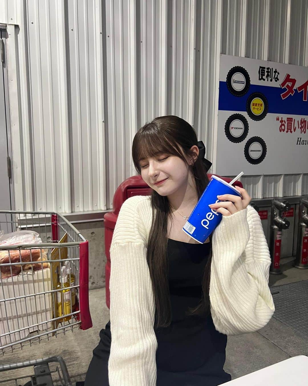 エイミーさんのインスタグラム写真 - (エイミーInstagram)「🥤 写真撮りたくて外で食べたんだけど暑すぎて蒸し焼きになるとこだった ・ ・ ・ ・  #jk  #ハーフアップ  #ヘアアレンジ  #フレンチガーリー  #コストコ」7月17日 20時11分 - amy__1021