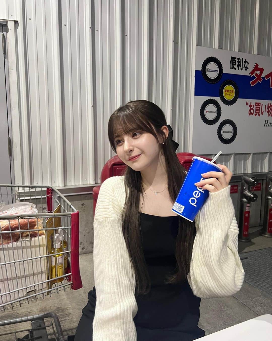 エイミーのインスタグラム：「🥤 写真撮りたくて外で食べたんだけど暑すぎて蒸し焼きになるとこだった ・ ・ ・ ・  #jk  #ハーフアップ  #ヘアアレンジ  #フレンチガーリー  #コストコ」