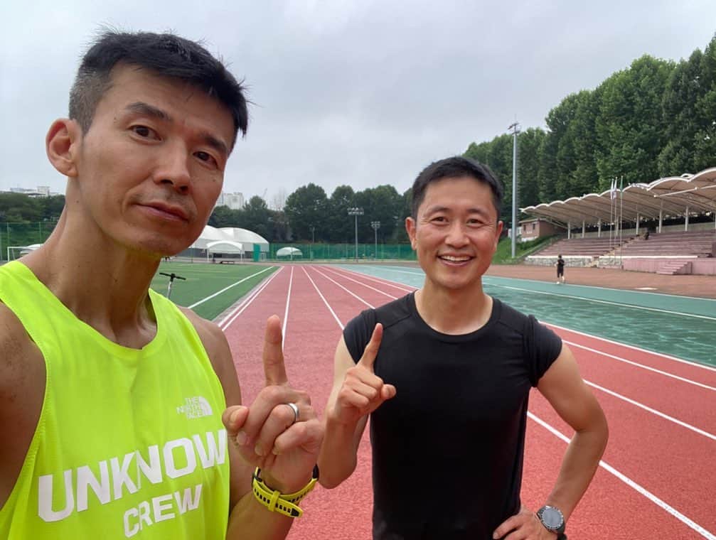 ジヌションのインスタグラム：「🏃‍♂️ 오늘의 러닝 메이트 이영표 선수 @fromtheline12  50분 러닝 9.47km 페이스 5:17/km 트랙 뚸다가 미식축구 훈련하던 고등학생들이 갑자기 1마일 훈련이라며 함께 달리기도 하고 이영표선수는 러닝 마치고 옆에서 축구 개인훈련하던 초등학생에게 원 포인트 레슨까지😁 오늘 하루도 건강하고 기분 좋게 시작!  우리는 선한 마음을 가지고 건강한 삶을 위해 런한다 #UNKNOWNCREW #언노운크루」