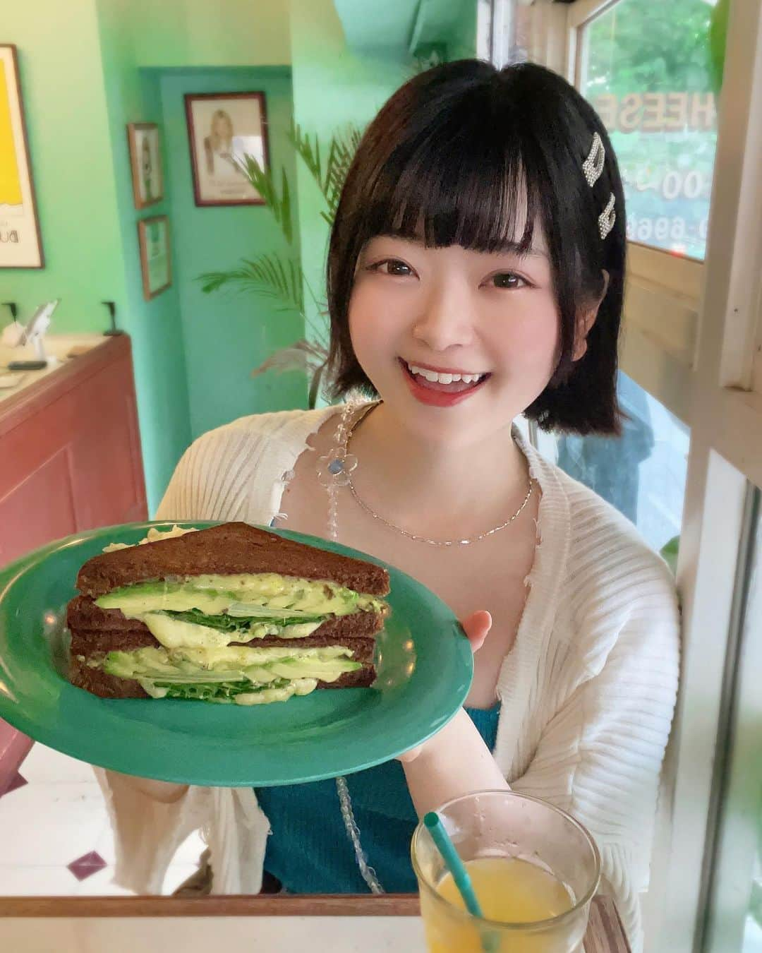 小倉月奏のインスタグラム：「🌴 ・ ・ BUY ME STAND 《渋谷》 🥪ヘラグリーン(🥑、🥬、🧀とか) ・ サンドイッチ屋さん！！ 朝からやっててまた行きたい🥑✨ 日曜のお昼に行ったけど2階もあるから比較的空いてた気がする✌🏻 量多すぎて半分でお腹いっぱいなった。笑 ・ ・ ・ #buymestand #sandwich #サンドイッチ #サンドイッチ専門店 #サンドイッチランチ #バイミースタンド #渋谷 #渋谷カフェ #渋谷グルメ #🥪」