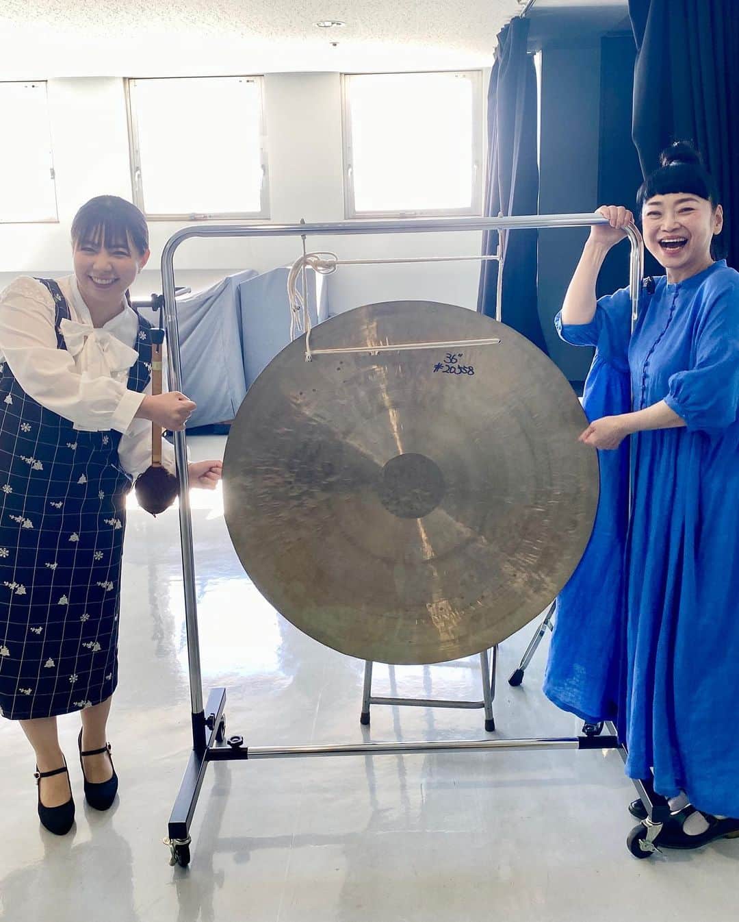 前田まみのインスタグラム：「昨日7/16(日)は、未知やすえ姉さんと柏原市青少年吹奏楽音楽祭の司会をさせていただきました！  小学生から大学生までの皆さんの演奏。 吹奏楽ってすごい！ 音楽ってすごい！ 近くでパワフルな演奏を聴けて、皆さんの熱い想いに感動しました。  そして、やすえ姉さんの大きさを改めて横に立たせていただき、感じました。 勉強させていただきました！  吹奏楽音楽祭にご出演の皆さま、スタッフの皆さま、お疲れ様でした！  素敵な音楽祭をありがとうございました✨」