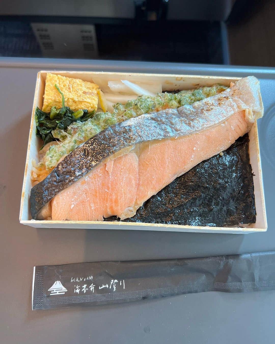 遠山正道のインスタグラム：「なんと！海の日で鮭1.5倍！本日のみ #海苔弁山登り海」