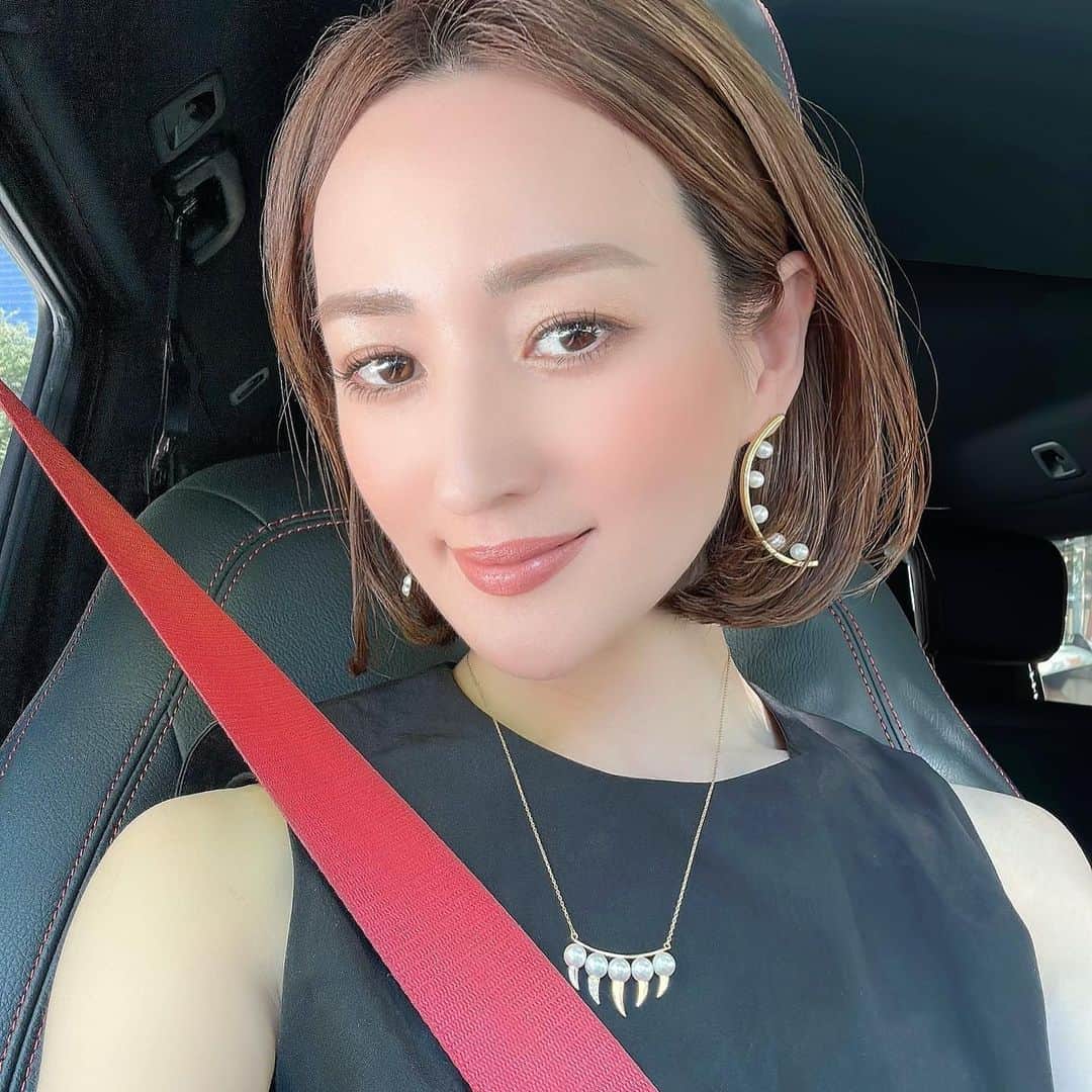 星玲奈のインスタグラム：「ちょっと前に髪をばっさりいきまして😌 いや、ばっさりいくつもりはなかったんだけど…🥹 伸びた分2cmぐらい短くしたいと @gorosurf に伝えたところ、切り終わったらその3倍以上短くなってた😇  え。どういうことですか。  ボブのシルエットだけ参考にして欲しくて 見せていた写真が、たまたま結構短いレングスのボブで。。 いつの間にか私の仕上がりがそれになっていた😇😇  2cmはどこいった！！👹👹👹  とはいいつつも 形が好きなことは間違いないので しばらく楽しみます、、🥹  とりあえずその日の夜まで怒ってたけど 次の朝普通にオハヨーって言っちゃった😇夫婦喧嘩はだいたい毎度こんな。  ICLしてから 裸眼で初めてちゃんと写真撮った😌 サークルレンズなしの写真、十数年ぶり😳  #newhair」