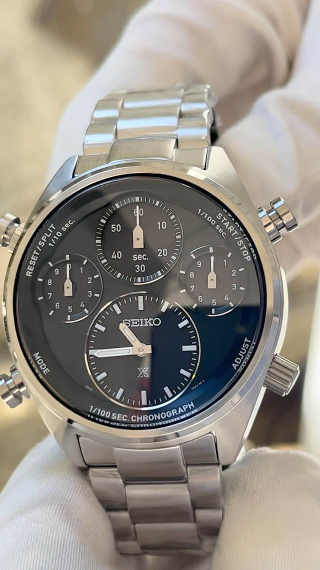 のインスタグラム：「It is equipped with the Caliber 8A50, a solar chronograph movement with a precision stopwatch function.  The distinctive dial layout features separate totalizers to facilitate time measurement.  1/100th of a second is located at 2 o'clock, 1/10th of a second at 10 o'clock, and the seconds totalizer at 12 o'clock. In stopwatch mode, the basic clock switches to a 60-minute totalizer.  The contrast between the hands and subdials is also emphasized to improve legibility and readability.  Further features include hammer-shaped push buttons for easy operation and a case design that embodies the design concept of a speed timer for accurate clock timing.  ■SPEC SEIKO PROSPEX SPEEDTIMER SBER003 ￥110,000‐  ■ Inquiry NAKANIWA WATCH 4-10-3 Minamisenba, Chuo-ku, Osaka-shi, 542-0081 TEL: 06-6251-7573 Open from 11:00 to 18:30 Closed on Wednesdays LINE ID: @910caqbg  #NAKANIWA #NAKANIWAWATCH #仲庭時計店 #心斎橋 #大阪 #osaka #腕時計 #watch #Japanwatch #SEIKO #SPEEDTIMER #スピードタイマー #PROSPEX #プロスペックス #CHRONOGRAPH #クロノグラフ #SBER003」
