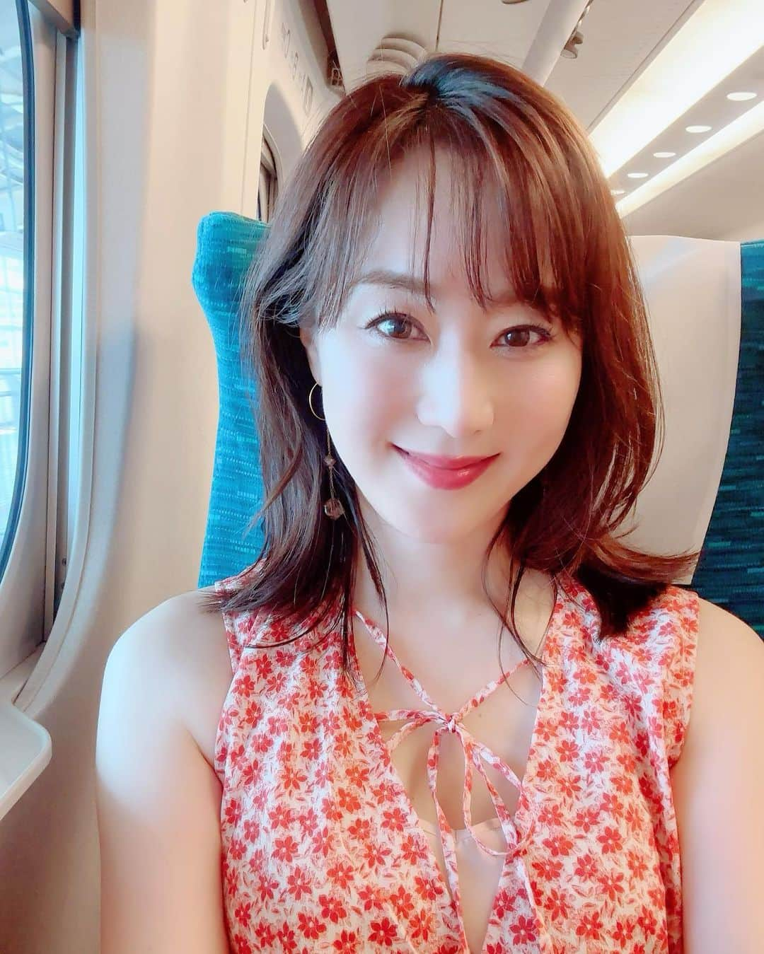 村上麻衣さんのインスタグラム写真 - (村上麻衣Instagram)「お出かけ🐳🚄  本当に、びっくりするほど暑いですね🔥 汗がすごいです。 シャワー浴びたみたい。笑  皆さま熱中症にはお気をつけてくださいね☀️  #新幹線 #selfie #shinkansen #smile #japan #新幹線なう #自撮り」7月17日 11時25分 - maimaisue