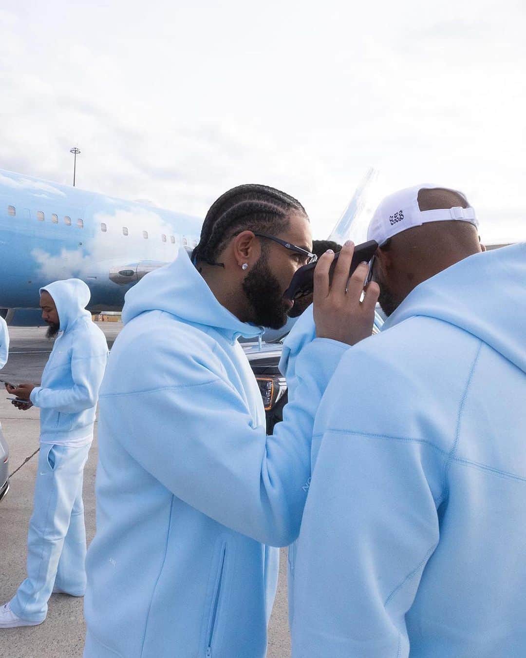 HYPEBEASTさんのインスタグラム写真 - (HYPEBEASTInstagram)「@hypebeaststyle: @champagnepapi has taken to Instagram to drop a teaser for his latest @officialnocta x @nike release. This time arriving by way of the Nocta Tech Fleece, the images show off a full baby blue set. Swipe to get a closer look and expect the range to drop on July 27.⁠ Photo: Drake」7月17日 11時26分 - hypebeast