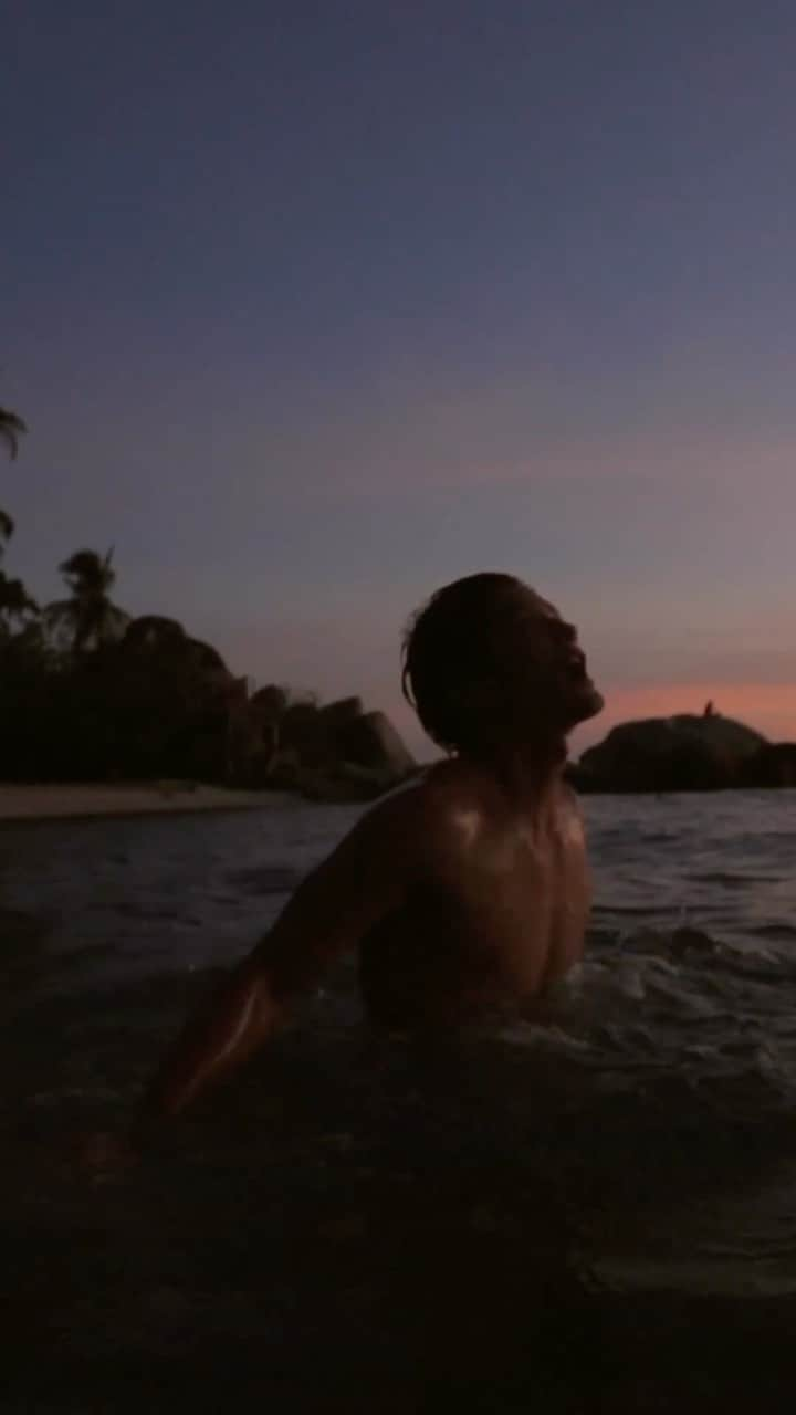 八代健のインスタグラム：「When I get in the ocean i just feel the energy enveloping me and become as one with it.  I feel free. its completely freedom 😊 🎥Locations - Koh Tao (Sail Rock, Sai Nuan beach, Tanote bay)  Thanks for taking me to beautiful diving spots @planton.girl  #freediving #kohtao #sailrock #beachlife #freedivephotography #freedivethailand」