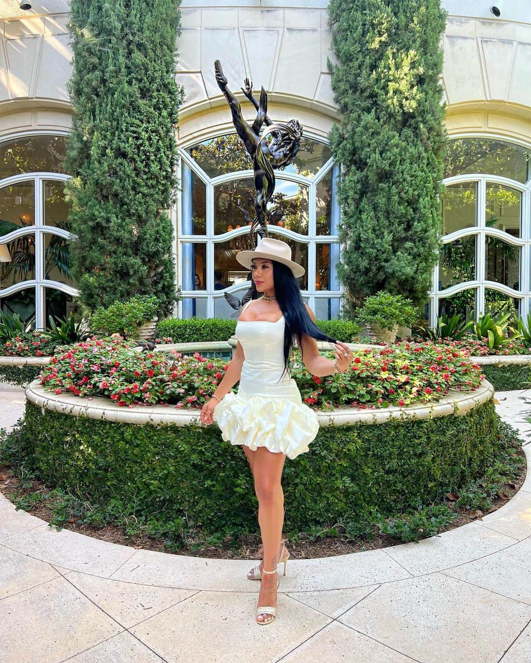 Eri Antonのインスタグラム：「A love so strong that from it a new life begins.  Celebrating love and life 💙✨  #saturdaytea #peninsulabeverlyhills #teaparty」