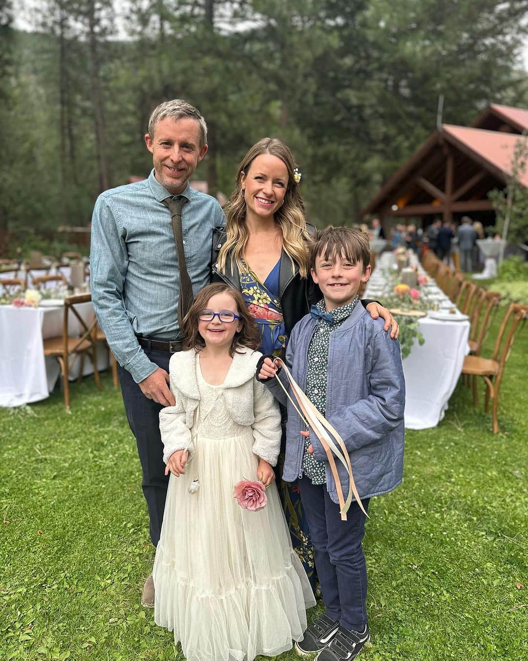 トミー・コールドウェルのインスタグラム：「This is my first big trip in 3 years. Until now I’ve managed to never be away from my kids for more than 19 days in a row.  There are so many reasons to do this trip. But there is a big reason not to. Being away from Becca and the kids for 2 months is hard for everyone.   I am incredibly lucky to be married to a woman that supports my crazy ideas, gracefully handles home life when I am away, and makes me feel wanted just the right amount. @beccajcaldwell also encourages me to do the things that make me an individual.  Things like brotherhood and adventure sometimes need to be discovered and rediscovered outside of the family. This trip is lighting up a side of me that hasn’t been fed for a while, and it feels good. But I still miss my family a ton.   I was scrolling through some photos from early this summer and thought I’d post a few. On this trip we road tripped to Mazama Washington for a friends wedding and some climbing in Washington pass, then we rafted the Green River on our way home. It’s been quite the summer so far.」