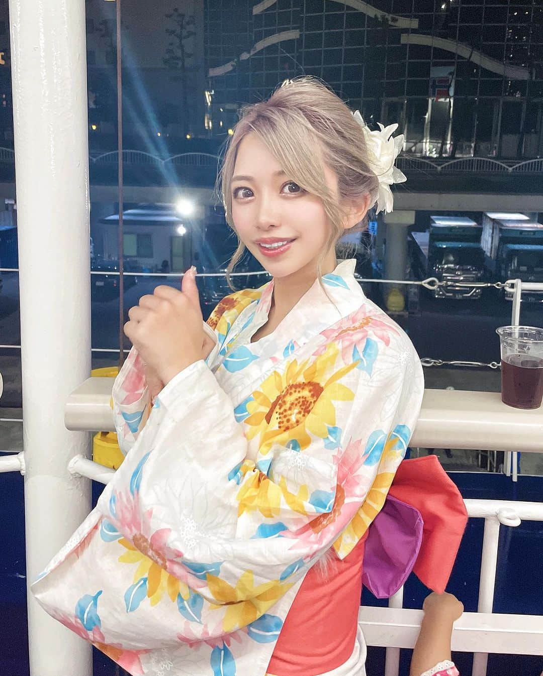 HANAのインスタグラム：「･ ･ 今年初浴衣は大好きな向日葵柄🌻*.ﾟ ･ 初めて納涼船乗った🚢🎐 人すごすぎて下船直前にやっと 外側で写真撮れたからよれよれ😂 ･ #納涼船#東京湾#東京湾納涼船 #浴衣#浴衣女子 #浴衣ヘアアレンジ  #浴衣ヘア #浴衣コーデ #浴衣美人  #夜景#夜景スポット #夜景撮影  #船#🚢#東京観光#夏#夏休み #東京湾クルーズ #東京湾フェリー」