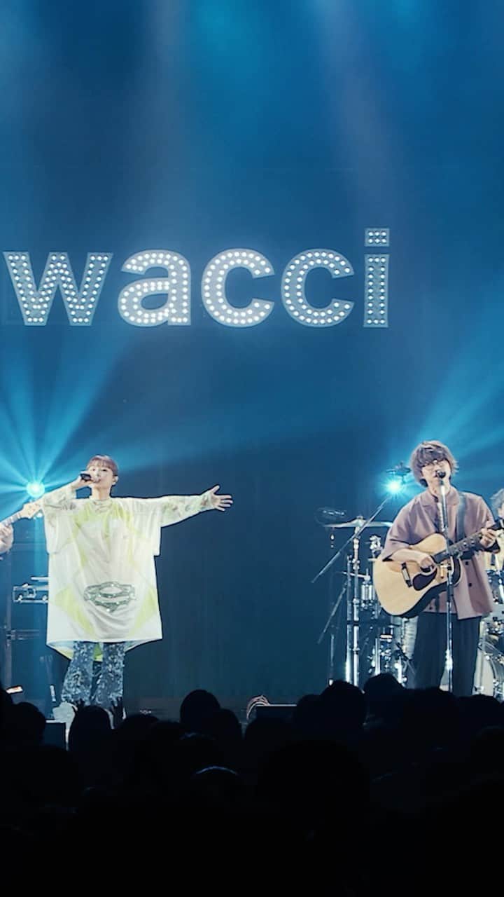 wacciのインスタグラム：「⋰  リバイバル feat. #asmi    Live at Zepp DiverCity公開🎬✨ ⋱  東京公演にサプライズ出演して頂いた asmiさんとのコラボ映像をYouTubeにて公開🎸💥  フジテレビ系「#めざましどようび」の テーマソング『#リバイバル』🌱  🎤LIVE映像 youtu.be/2BMm1mm32I0  🎧配信 wacci.lnk.to/UDxlIKWN  是非チェックしてください🙌 #wacci」