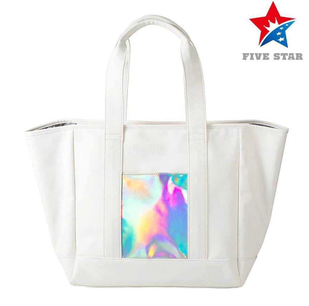 のインスタグラム：「✨FIVE✩STAR ✨ トート型ボストンボックス  ・EMBOSS HOLOGRAM TOTEBAG  ホログラムの光が煌めく魅惑的なトートバッグ。 周囲の光に反射し、変幻自在な色彩と輝きを放ちます。  サイズ：W34cm×D20cm×H33cm 素　材：表地：合成皮革　裏地：ポリエステル  #ゴルフ #ゴルフウエア #ゴルフウェア #ゴルフバッグ #キャディーバッグ  #ボストンバッグ #トートバッグ #ゴルフ女子 #ゴルフ男子 #ゴルフ好き #ファイブスター #ファッション #星 #5 #golf #fivestar #골프 #골프웨어 #별 #高尔夫」
