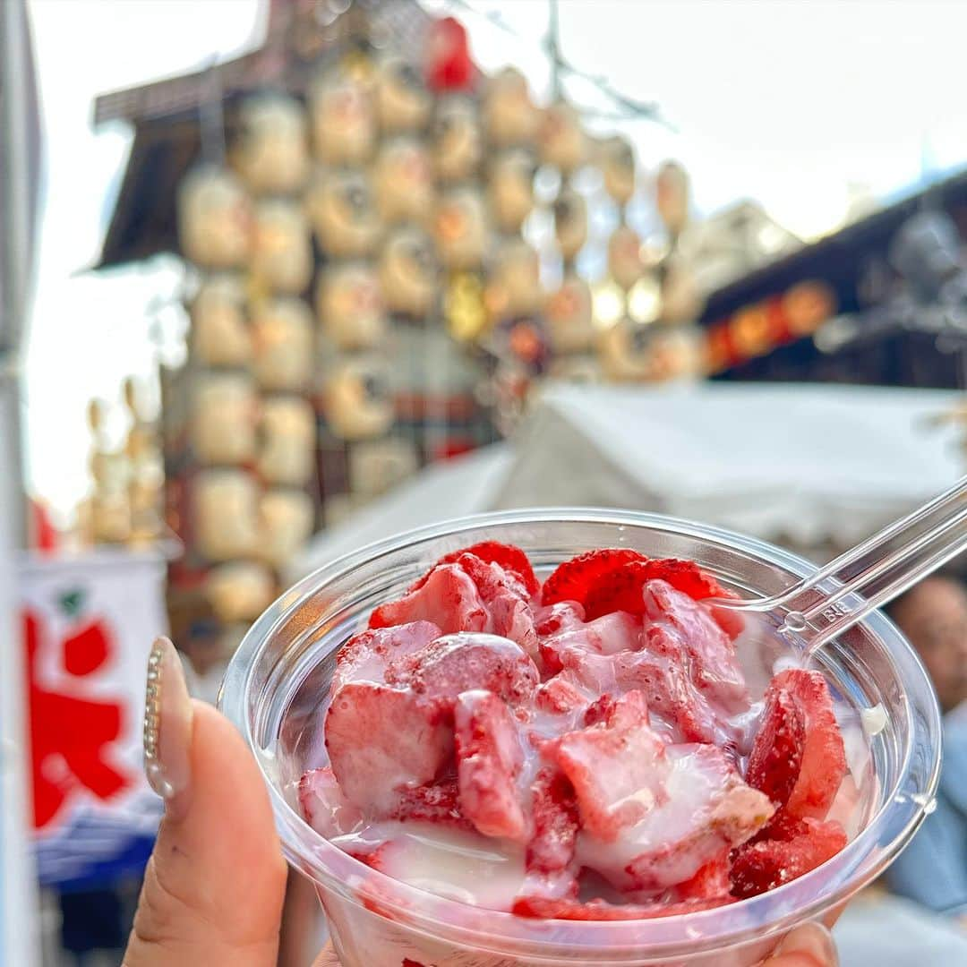 澤野井香里さんのインスタグラム写真 - (澤野井香里Instagram)「京都の夏と言えば#祇園祭 ✨  コンチキチン〜🎵と祇園囃子が鳴り響いて色んな鉾を見ながら屋台🍓🍋に寄ったり、金魚すくいしたりして満喫✨  去年は夜に行って人ごみに押しつぶされそうで災難だったので😂、暑いけど子連れだとまだ人が少ない昼間に行って正解だった🌀  これからお祭りたくさん、楽しみだ💕  #ks_23✨ #ks_kyoto✨ #京都 #烏丸 #祇園 #祇園祭2023 #京都の夏 #関西ママ #京都ママ #男の子ママ #女の子ママ #ママライフ #ママリ #コドモノ  #7歳 #4歳 #👦🏻👧🏻 #S⭐️_ #M🍒_  #s⭐️m」7月17日 11時40分 - kaori_sawanoi