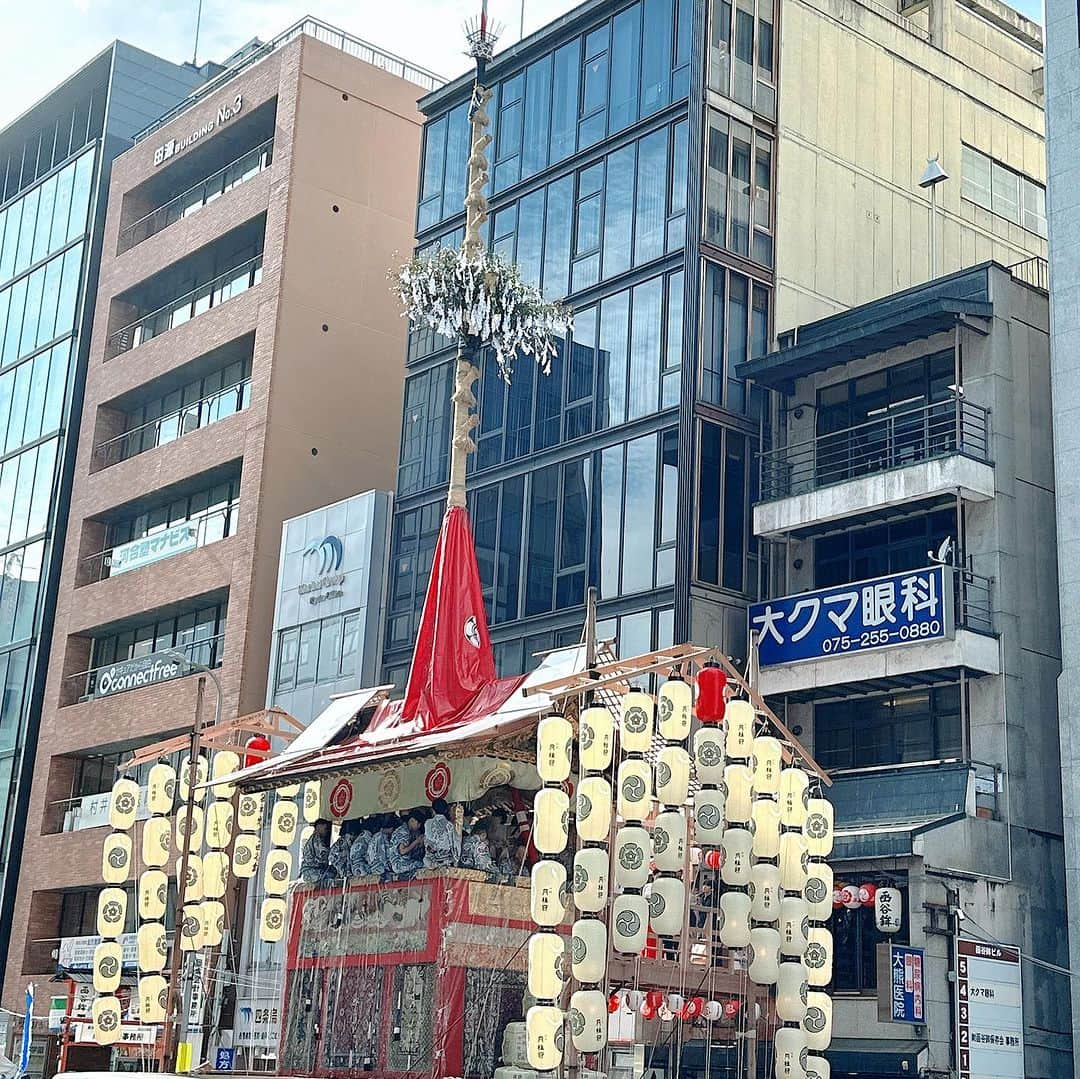 澤野井香里さんのインスタグラム写真 - (澤野井香里Instagram)「京都の夏と言えば#祇園祭 ✨  コンチキチン〜🎵と祇園囃子が鳴り響いて色んな鉾を見ながら屋台🍓🍋に寄ったり、金魚すくいしたりして満喫✨  去年は夜に行って人ごみに押しつぶされそうで災難だったので😂、暑いけど子連れだとまだ人が少ない昼間に行って正解だった🌀  これからお祭りたくさん、楽しみだ💕  #ks_23✨ #ks_kyoto✨ #京都 #烏丸 #祇園 #祇園祭2023 #京都の夏 #関西ママ #京都ママ #男の子ママ #女の子ママ #ママライフ #ママリ #コドモノ  #7歳 #4歳 #👦🏻👧🏻 #S⭐️_ #M🍒_  #s⭐️m」7月17日 11時40分 - kaori_sawanoi